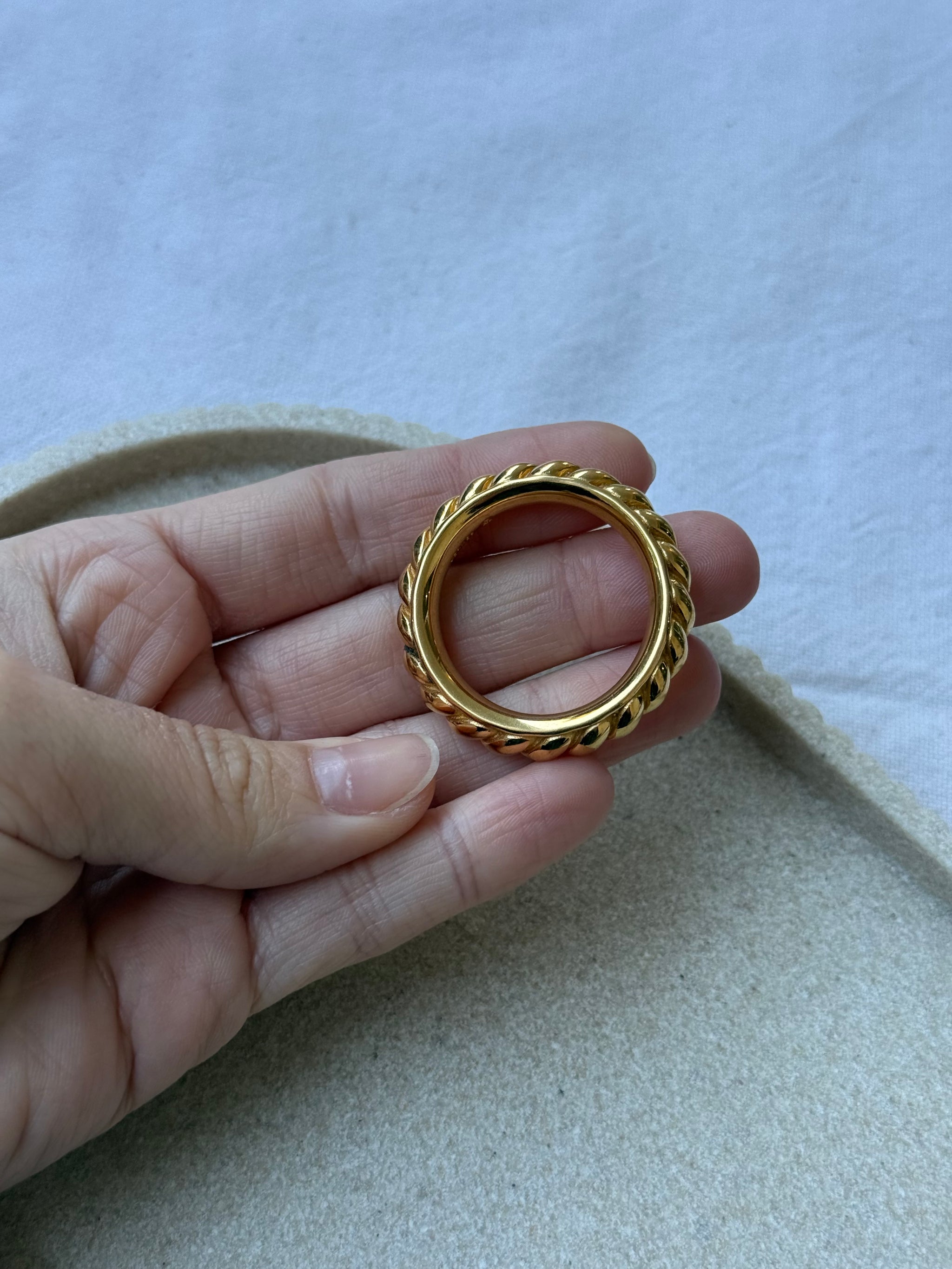 Anneau de foulard Hermès - modèle anneau torsadé doré