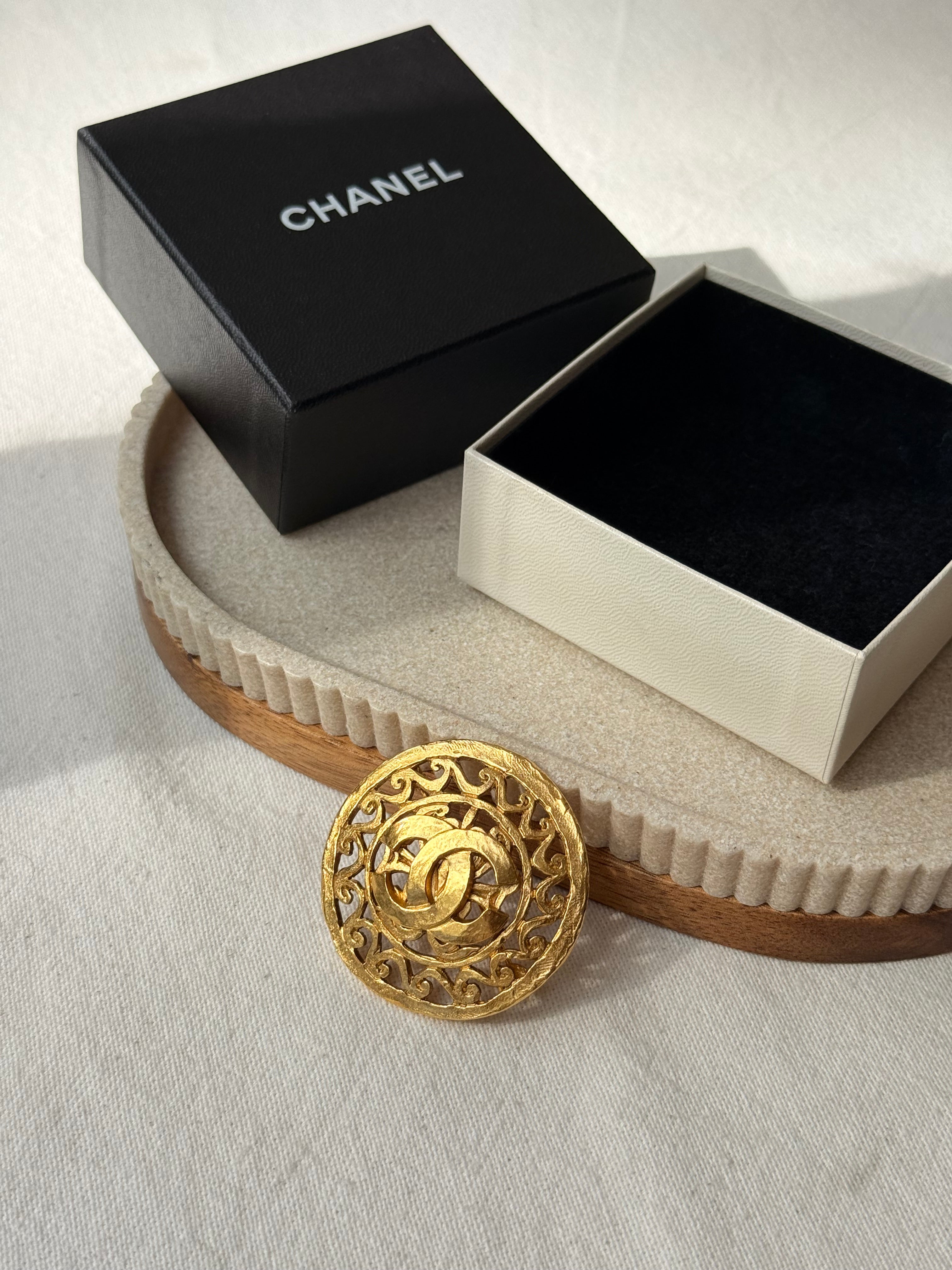Broche Chanel vintage - Baroque et logo CC