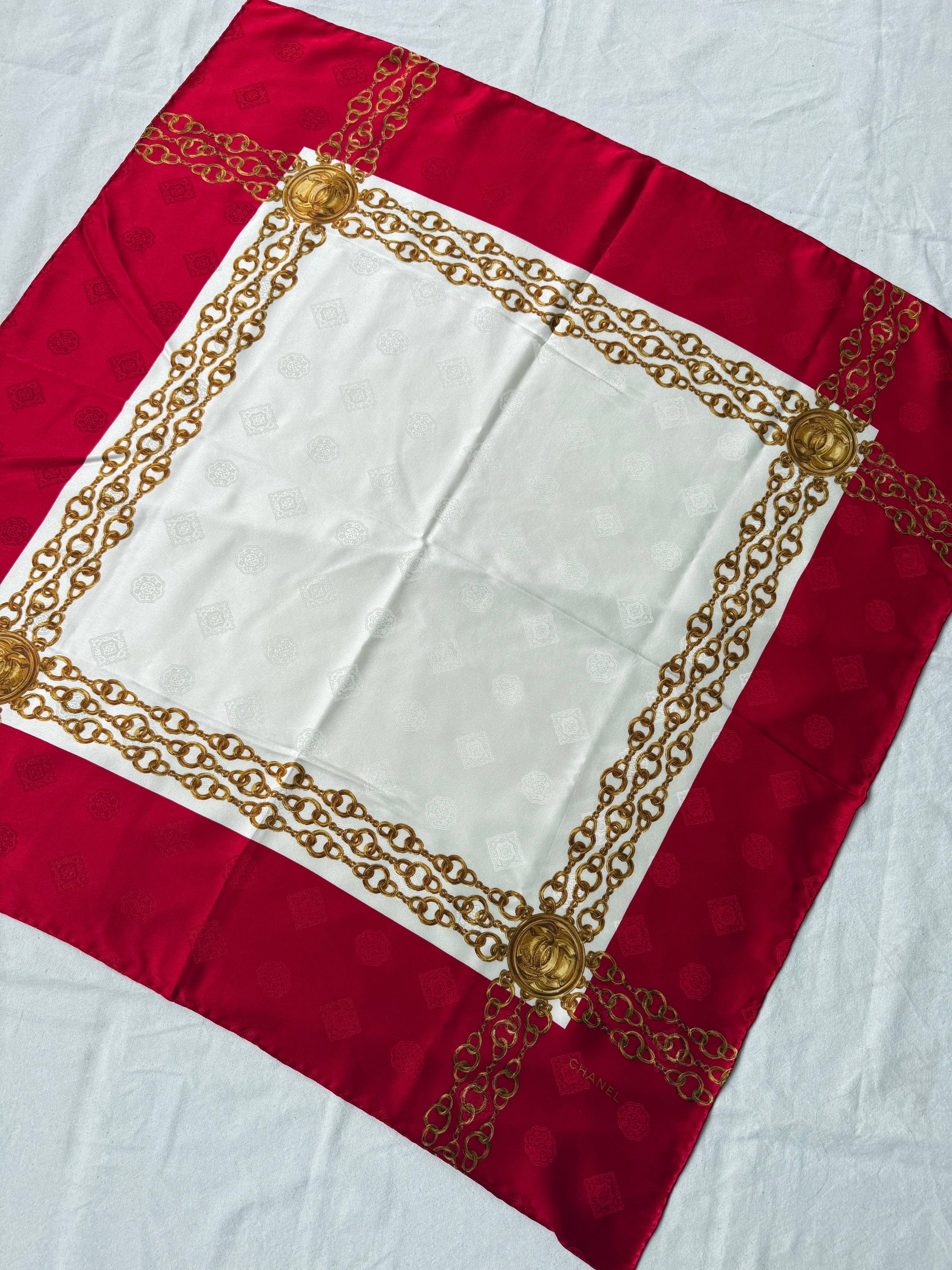 Foulard Chanel - Modèle rouge et blanc avec chaînes dorées
