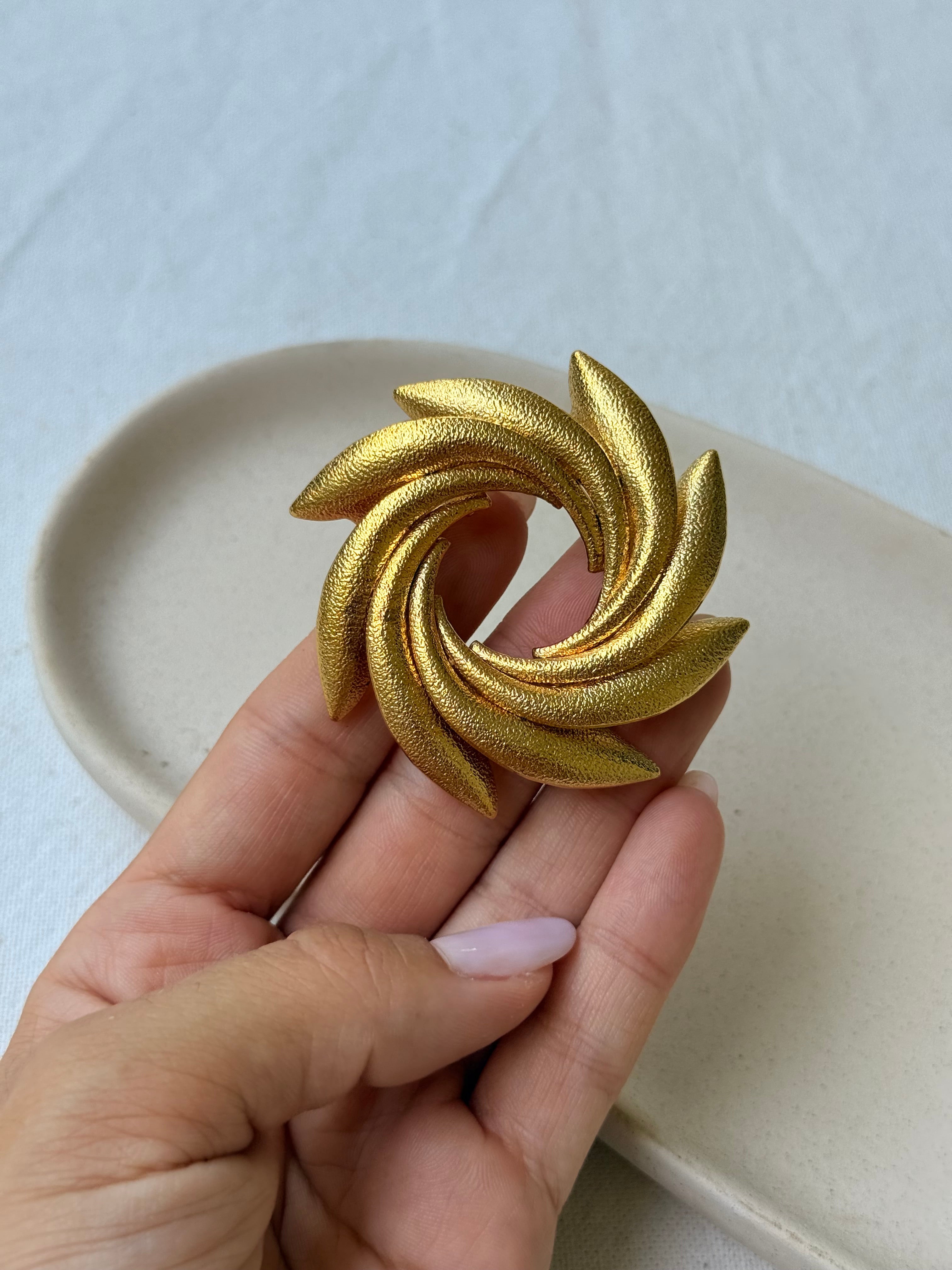 Broche vintage - Motif tourbillon texturé