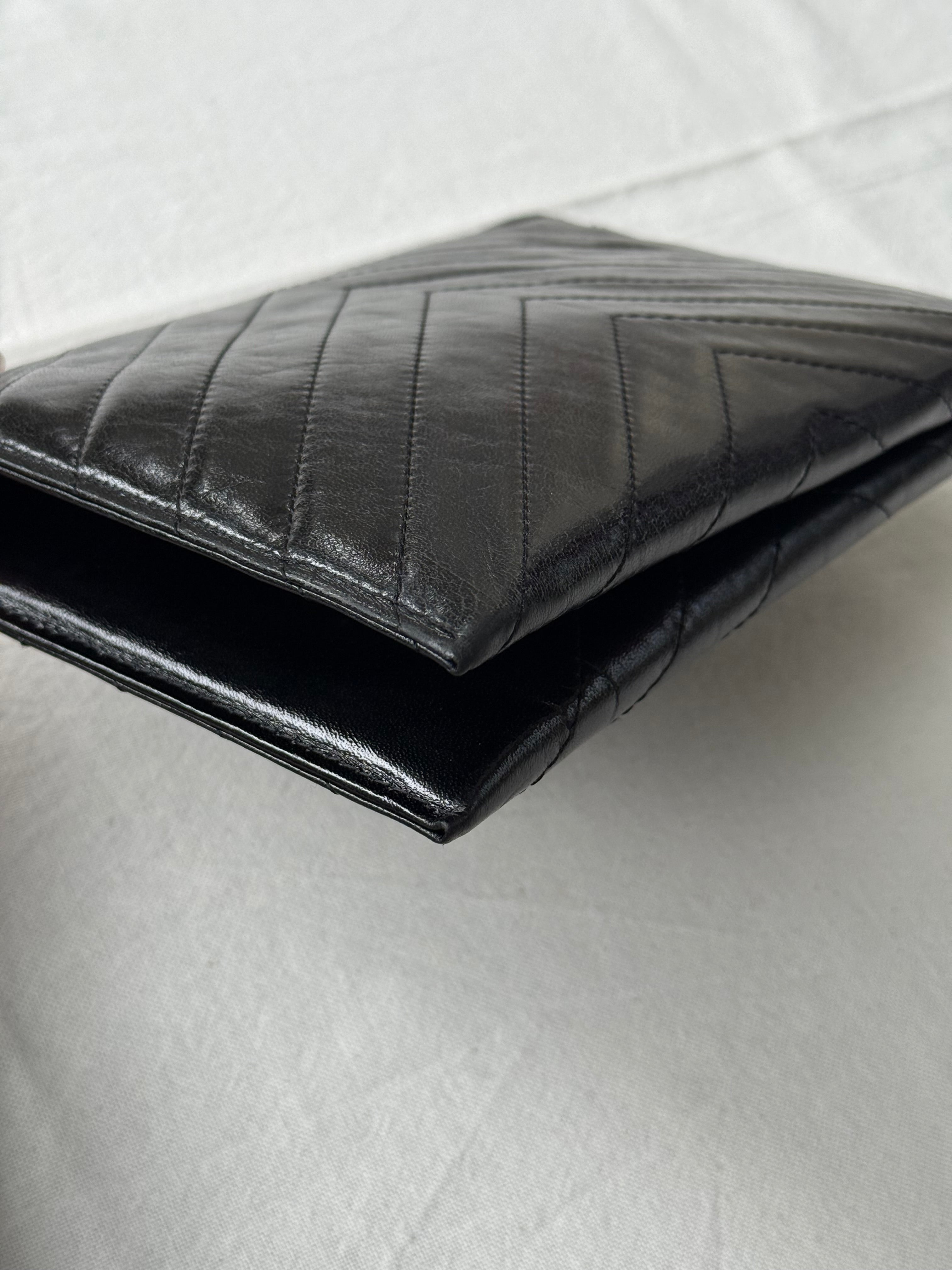 Pochette Yves Saint Laurent vintage - Enveloppe cuir noir matelassée