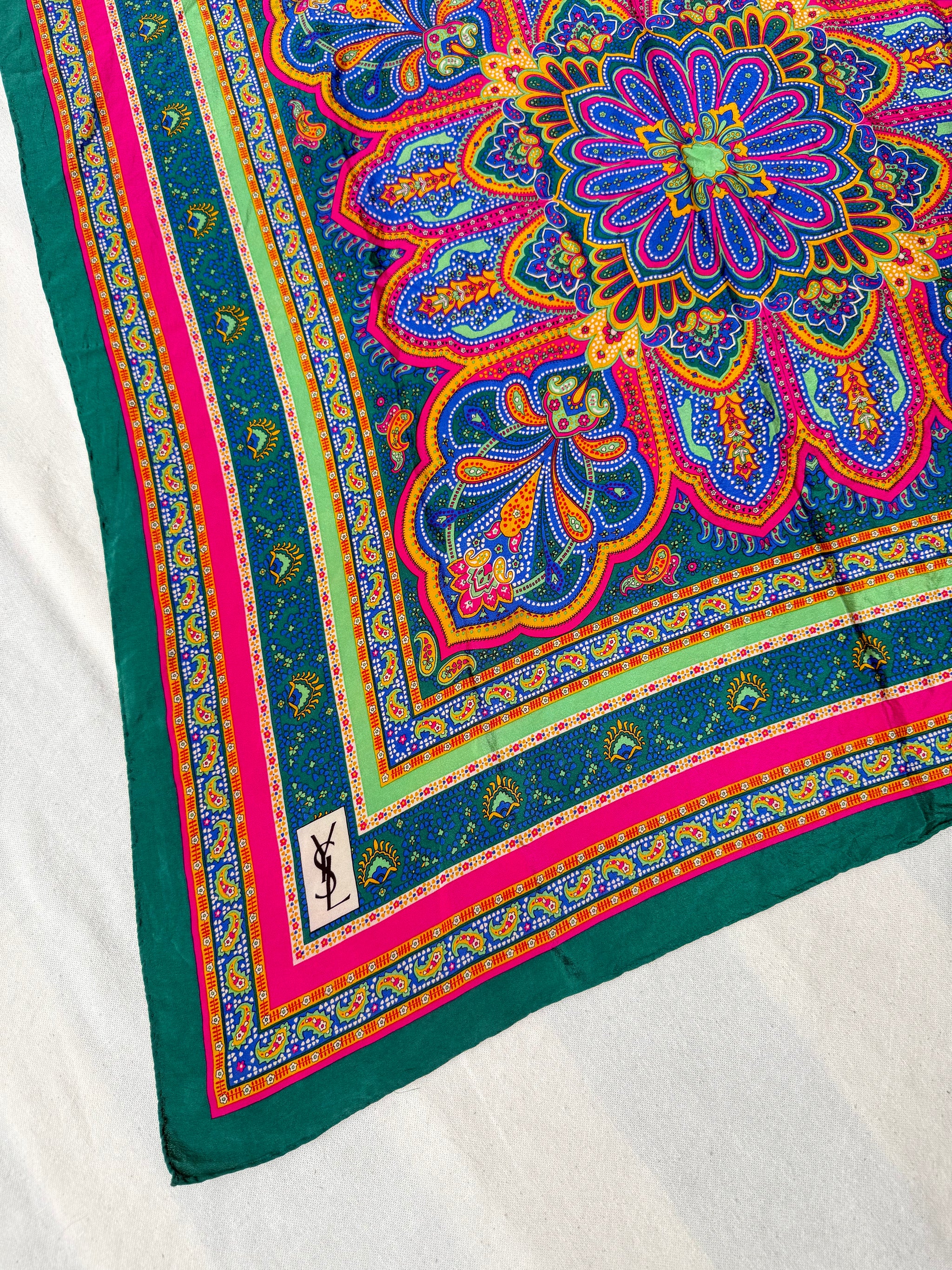 Foulard Yves Saint Laurent – Motif oriental vert et fuchsia