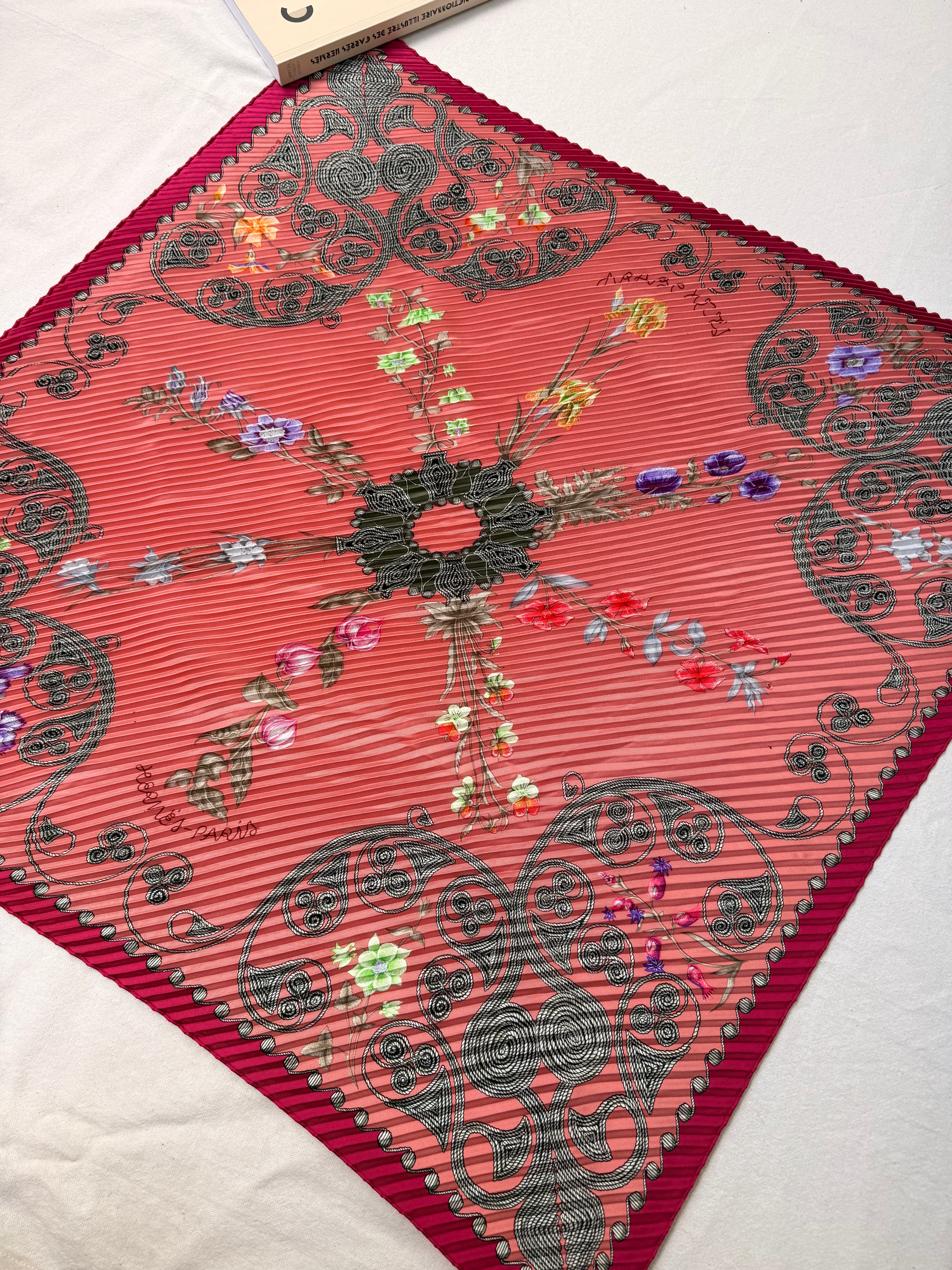 Foulard Hermès plissé – Modèle Arabesques