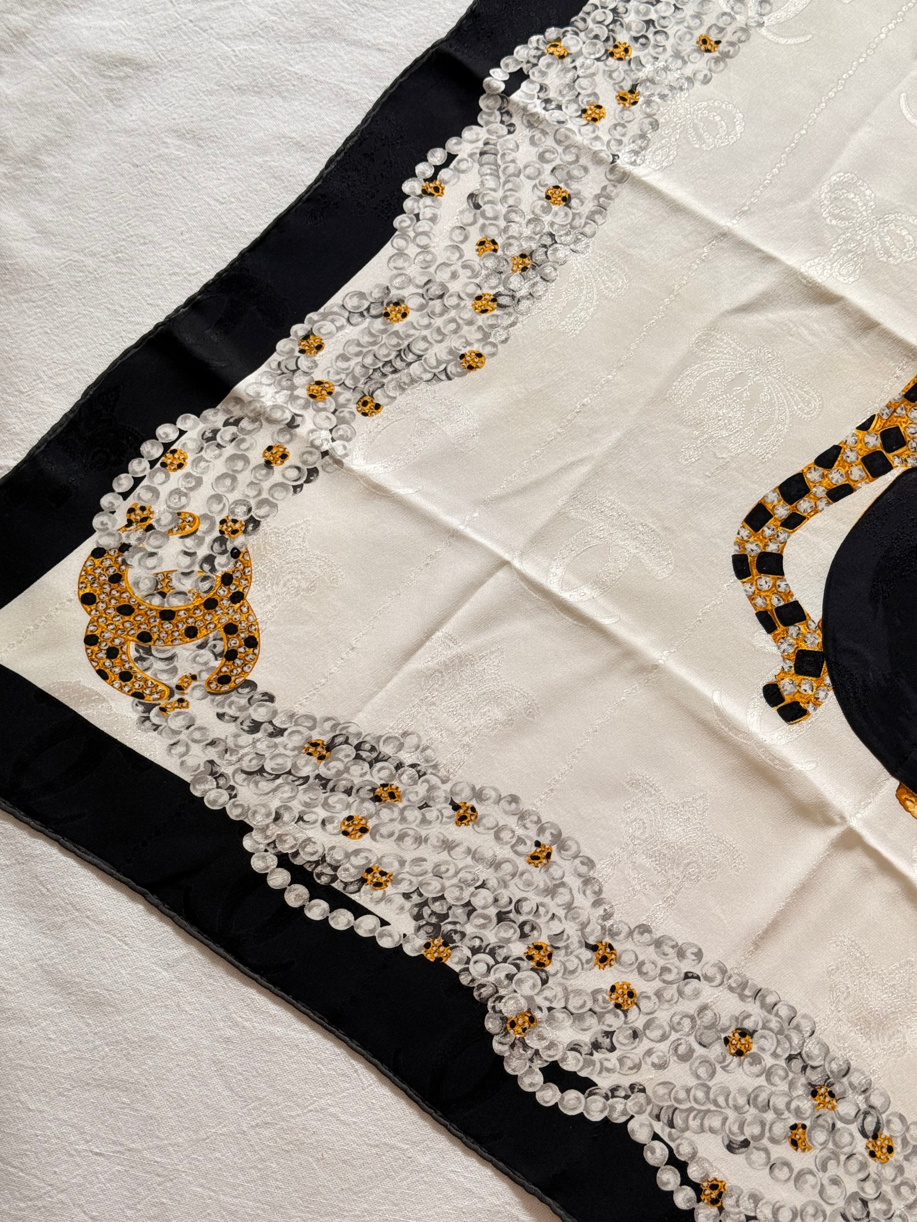 Foulard Cartier – Motif panthère et bijouterie