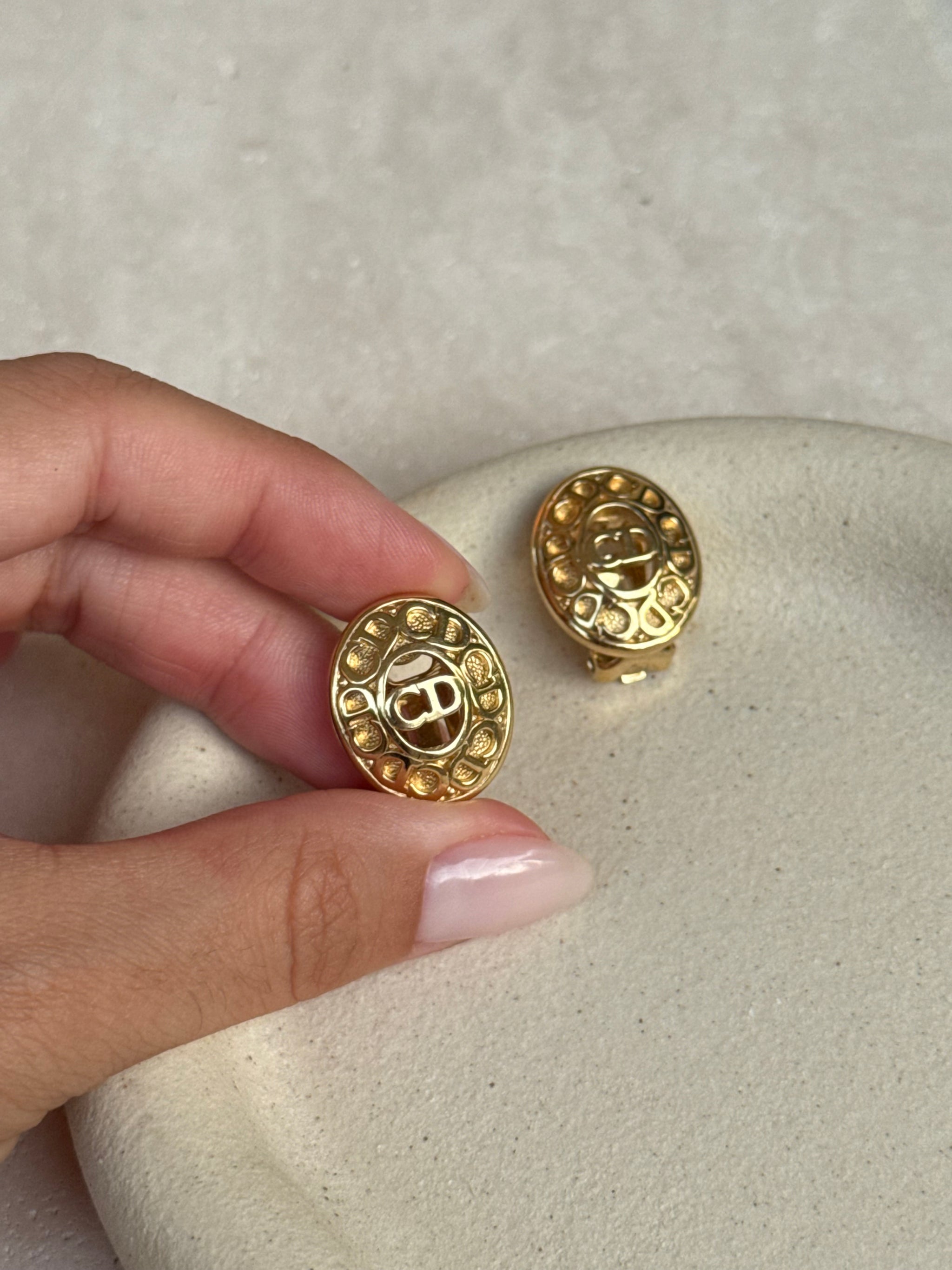 Boucles d’oreilles Christian Dior vintage - Modèle ovale CD