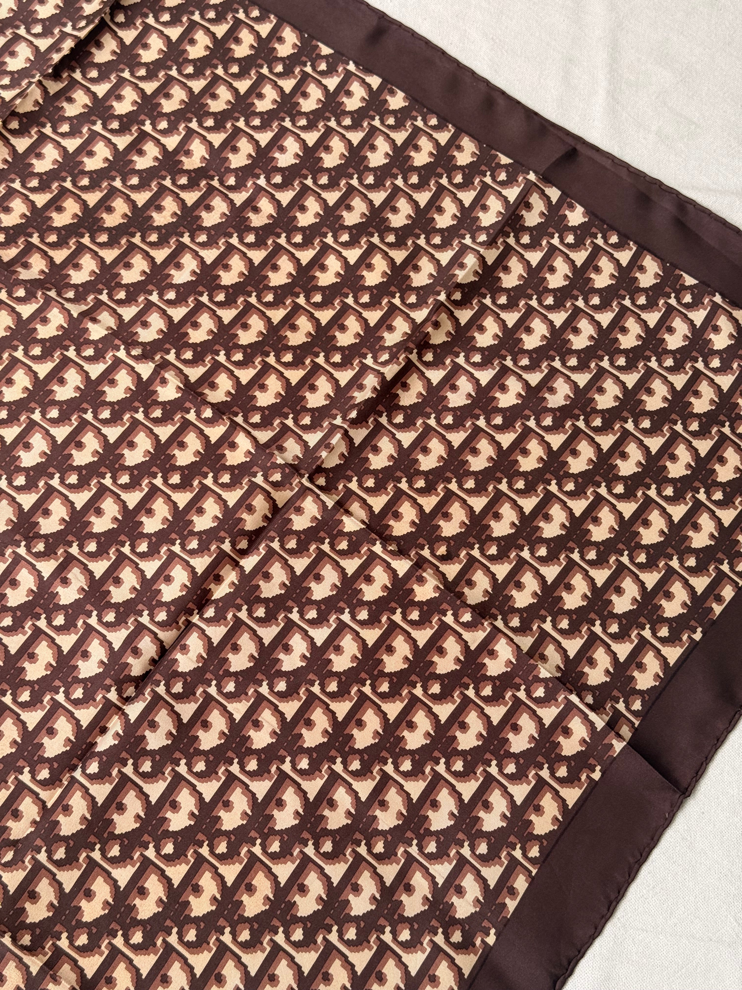 Foulard Christian Dior – Modèle monogramme marron