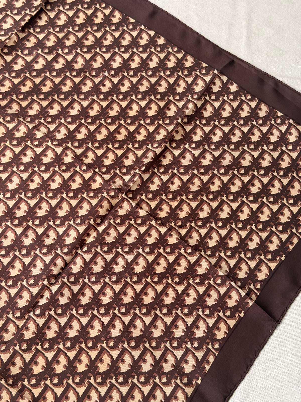 Foulard Christian Dior – Modèle monogramme marron