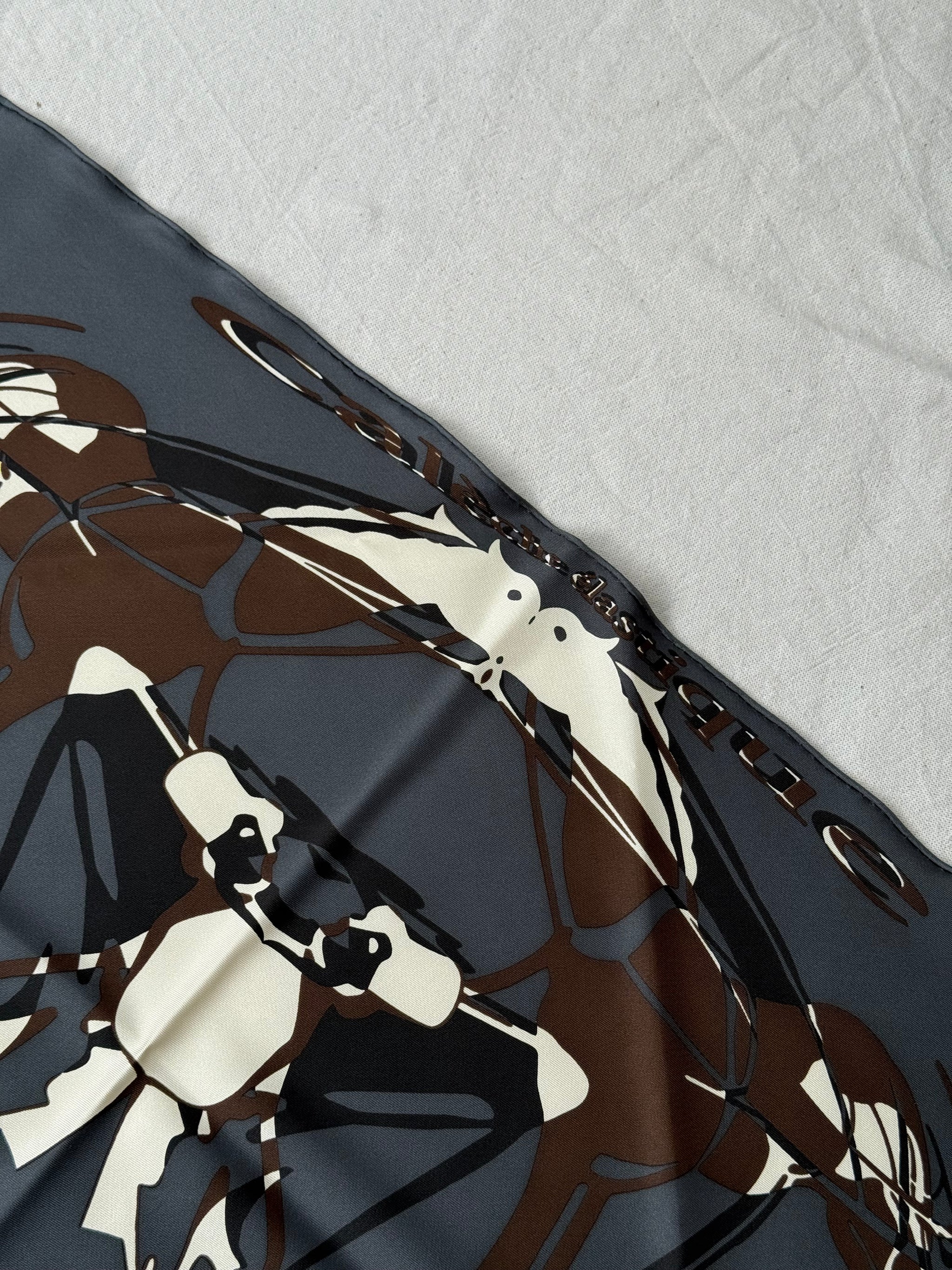 Triangle Hermès – Modèle Calèche Élastique