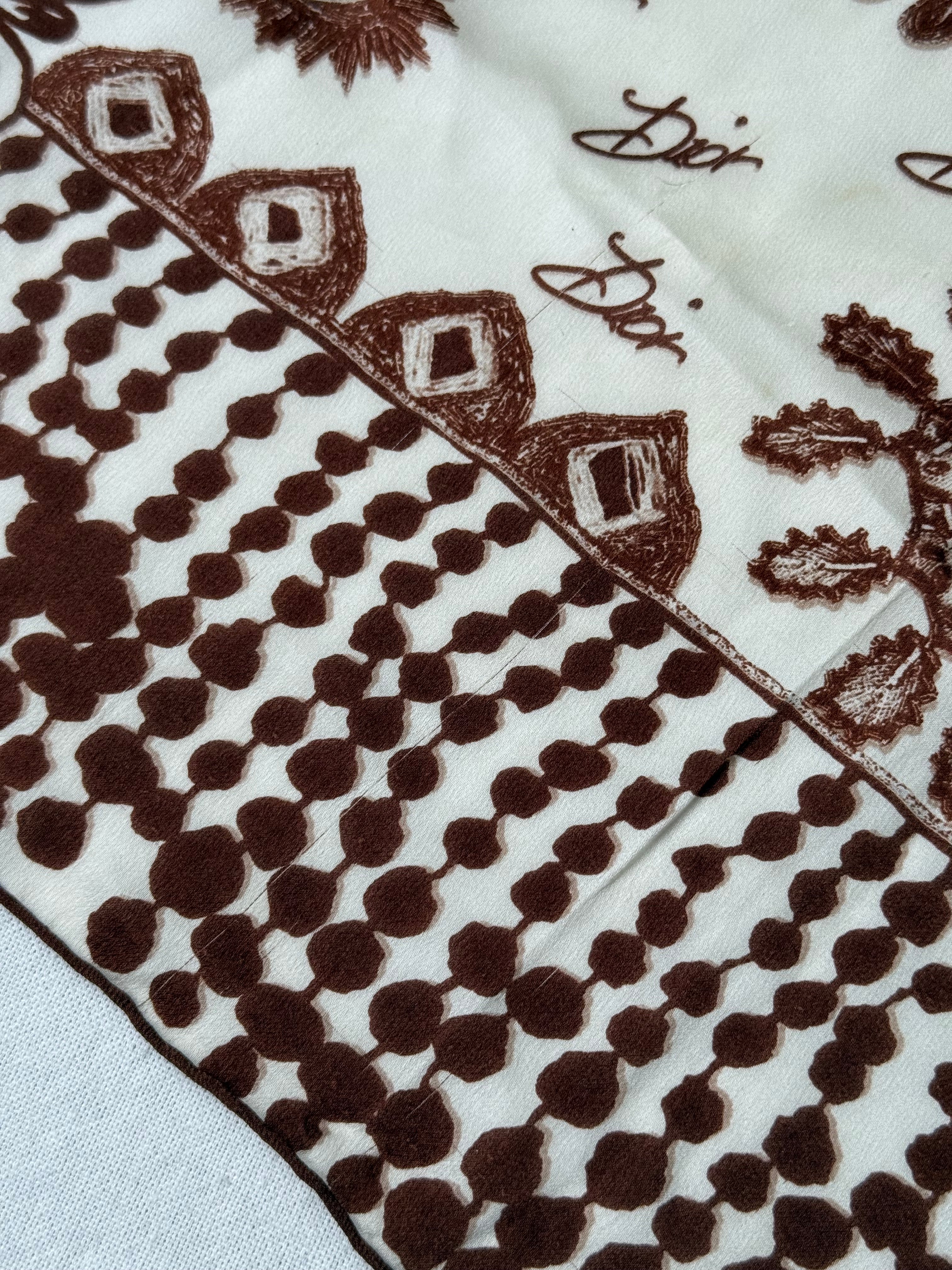 Foulard Christian Dior vintage – Motifs brodés esprit bandana