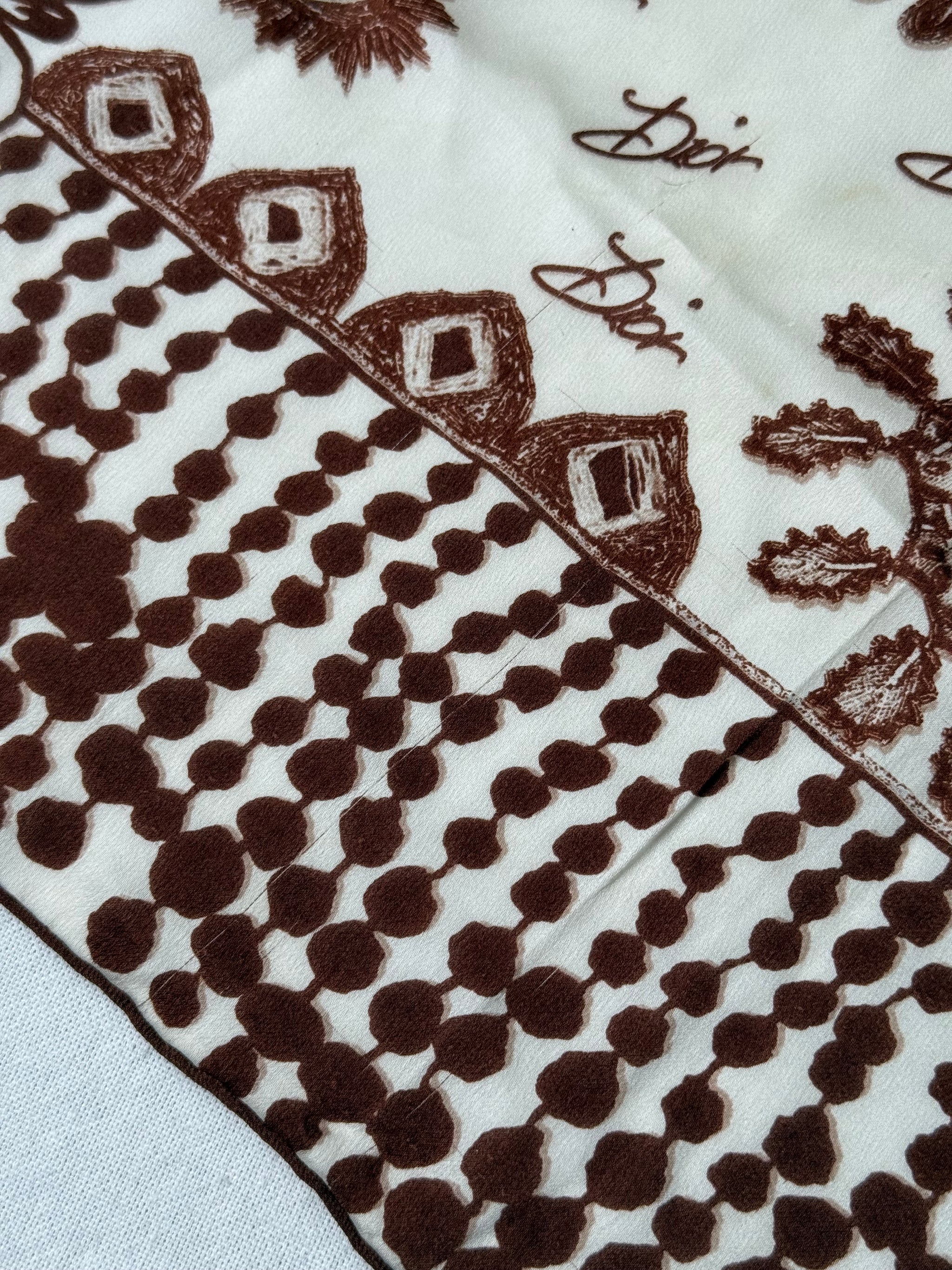 Foulard Christian Dior vintage – Motifs brodés esprit bandana