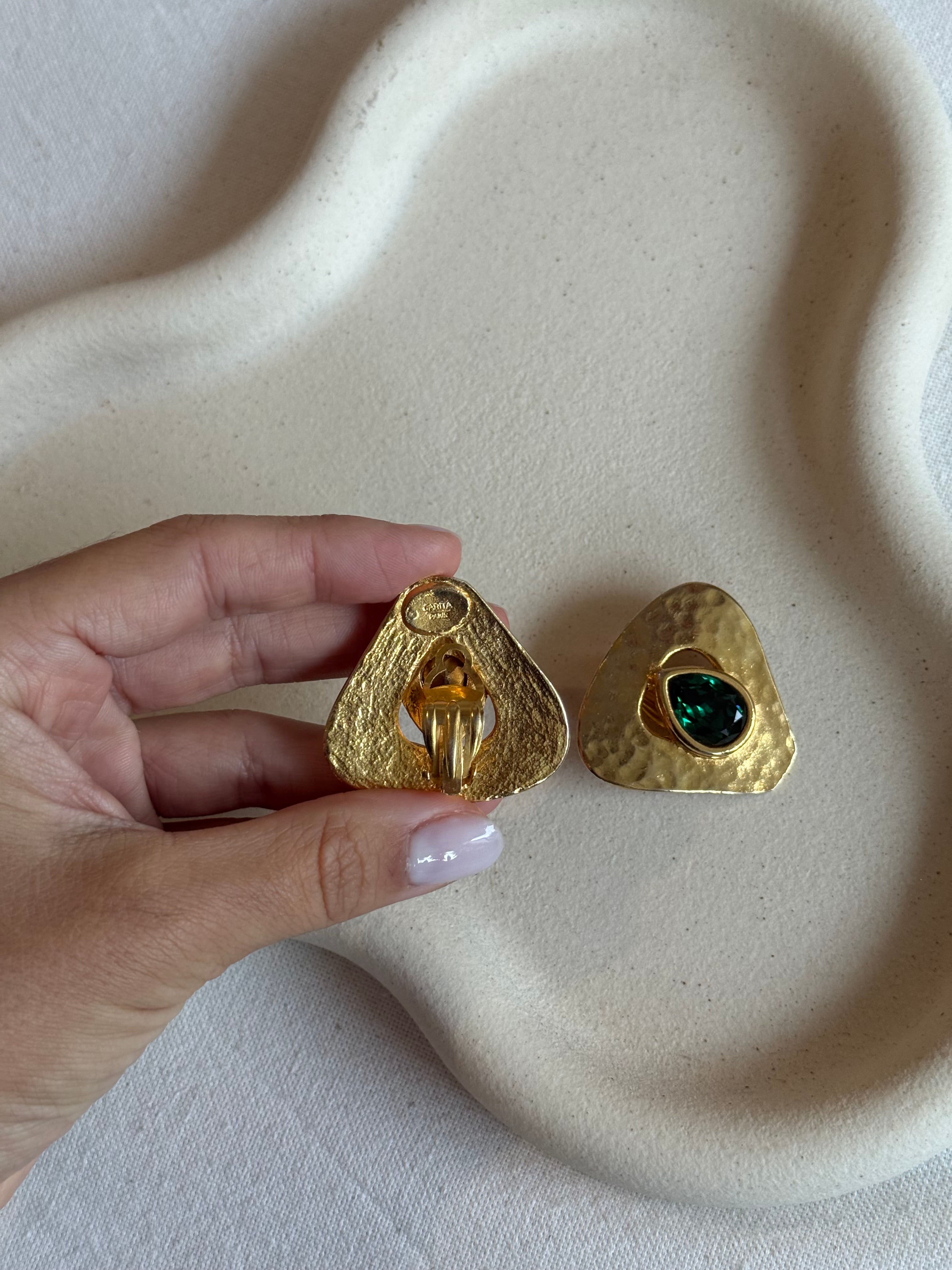 Boucles d’oreilles Carita vintage - Martelées dorées et strass vert
