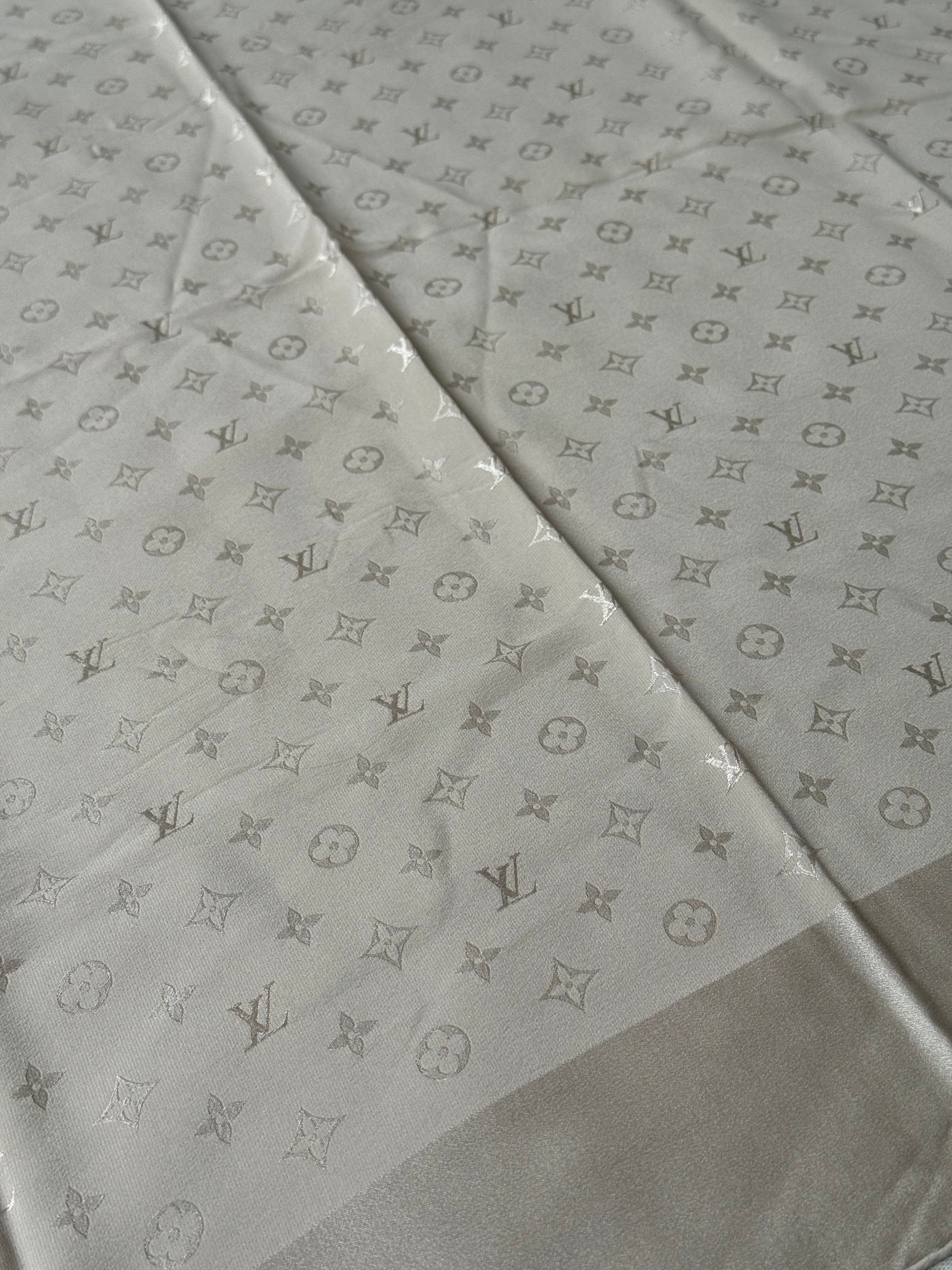 Foulard Louis Vuitton – Motifs monogramme beige