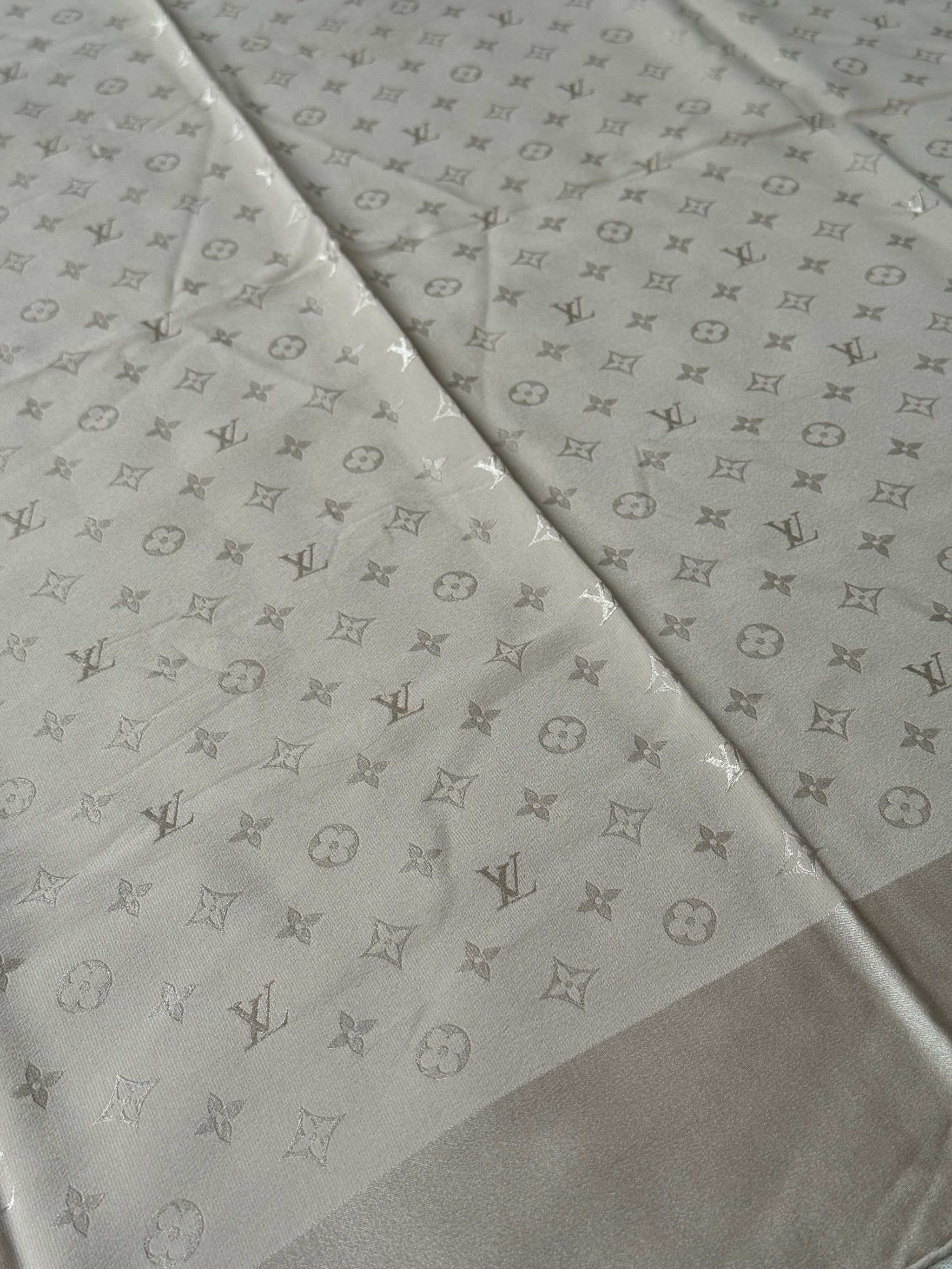Foulard Louis Vuitton – Motifs monogramme beige