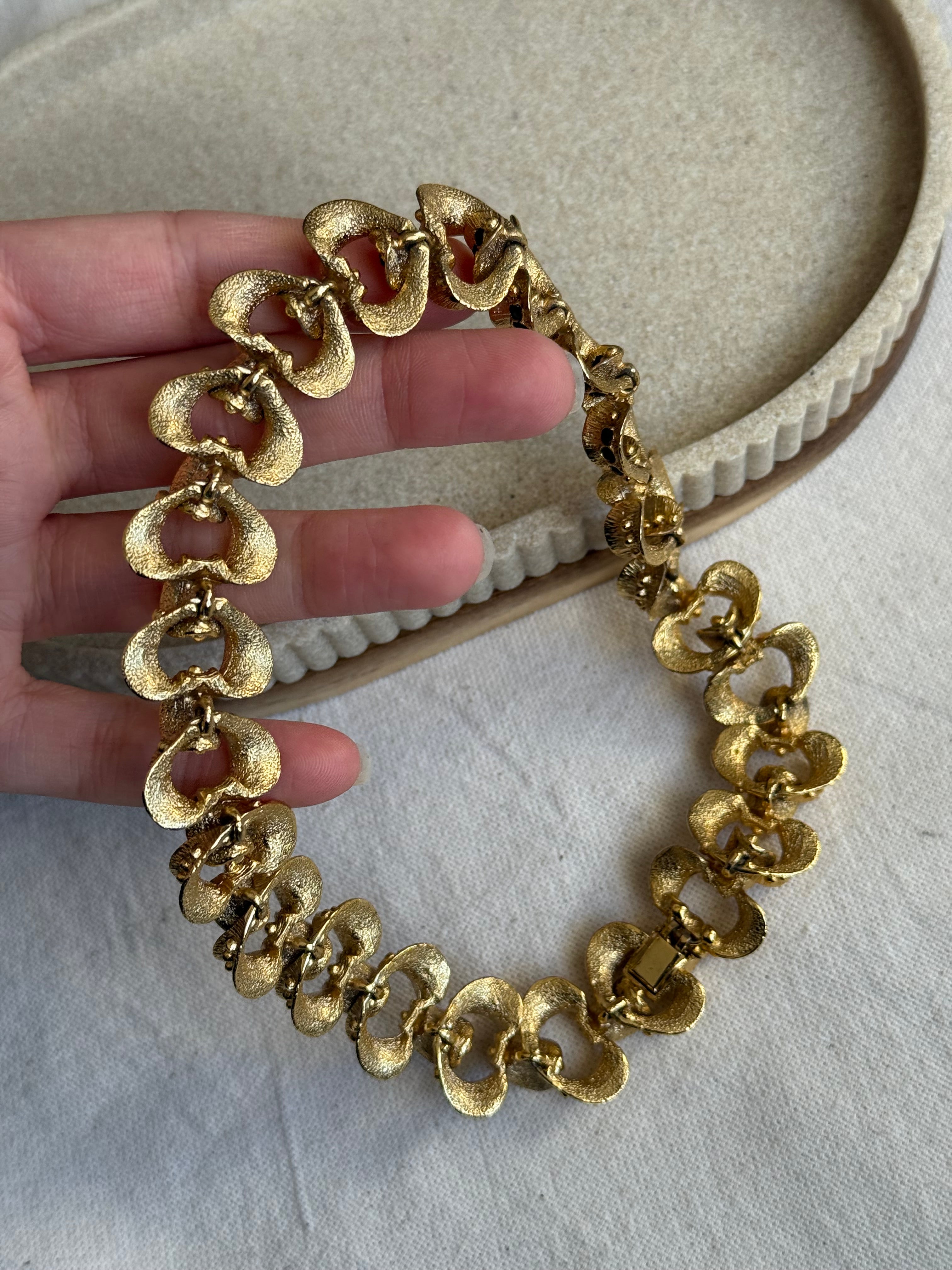 Collier doré vintage - Maillons texturés et strass noirs