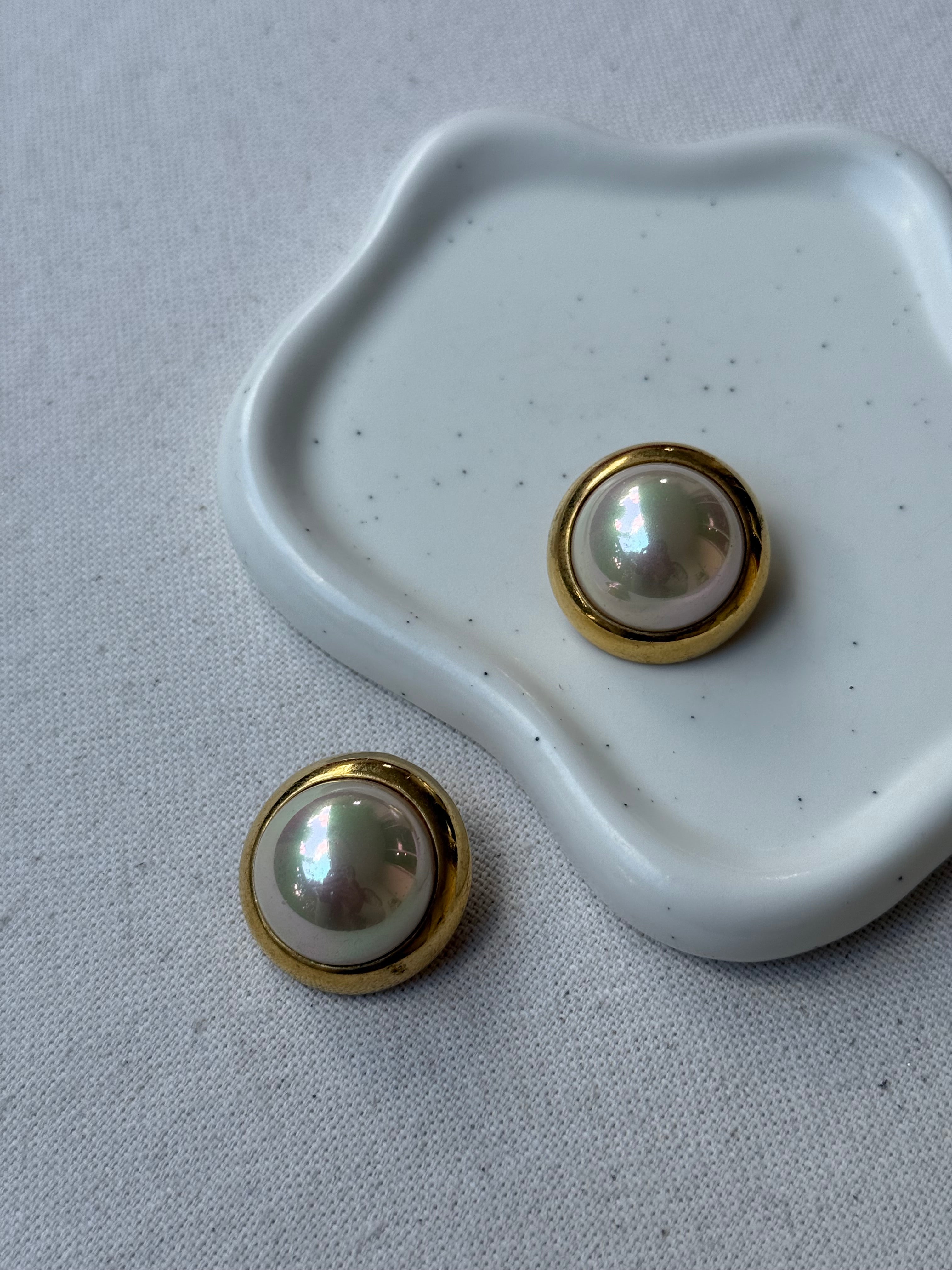 Boucles d’oreilles David Grau vintage - Perles blanches irisées