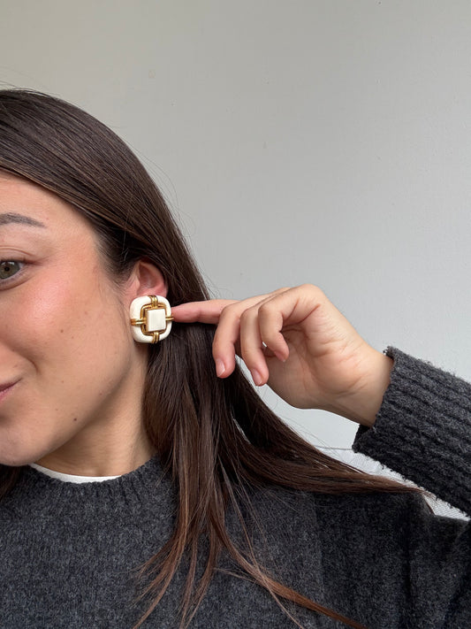 Boucles d’oreilles vintage - Résine blanche et métal doré
