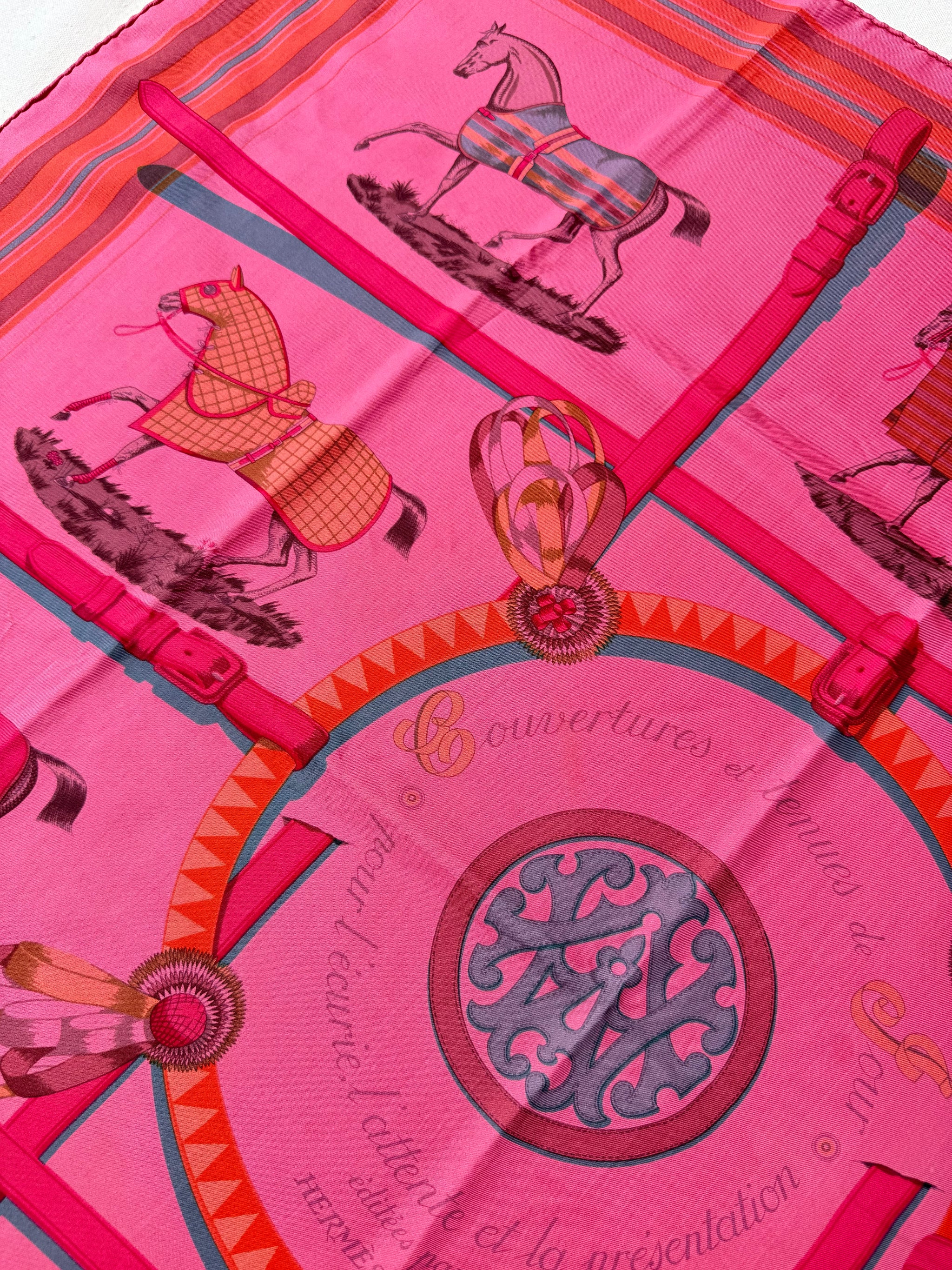 Foulard Hermès – modèle Couvertures et Tenues de jour (surteint fuchsia)