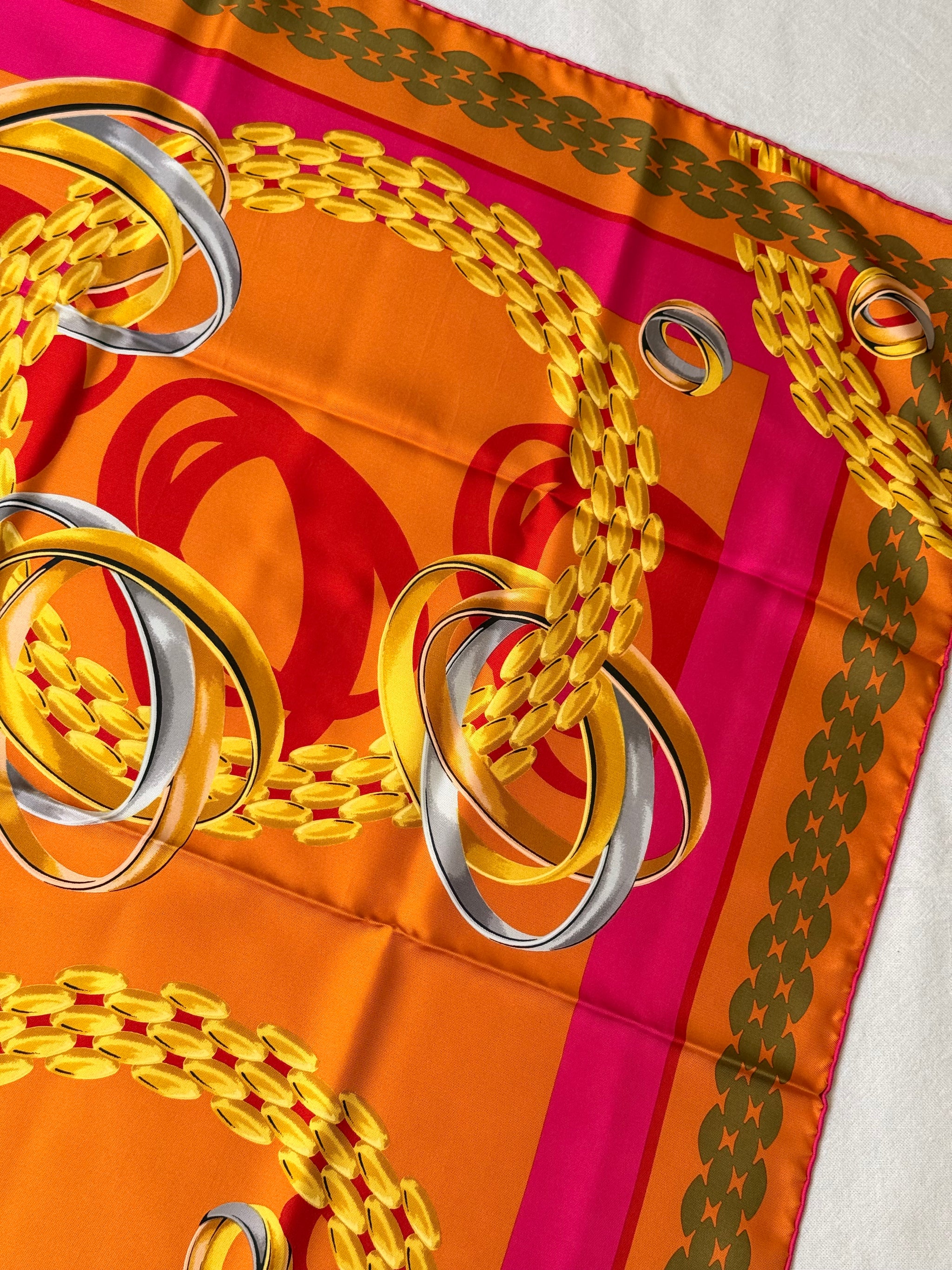 Foulard Cartier – Motif anneaux Trinity