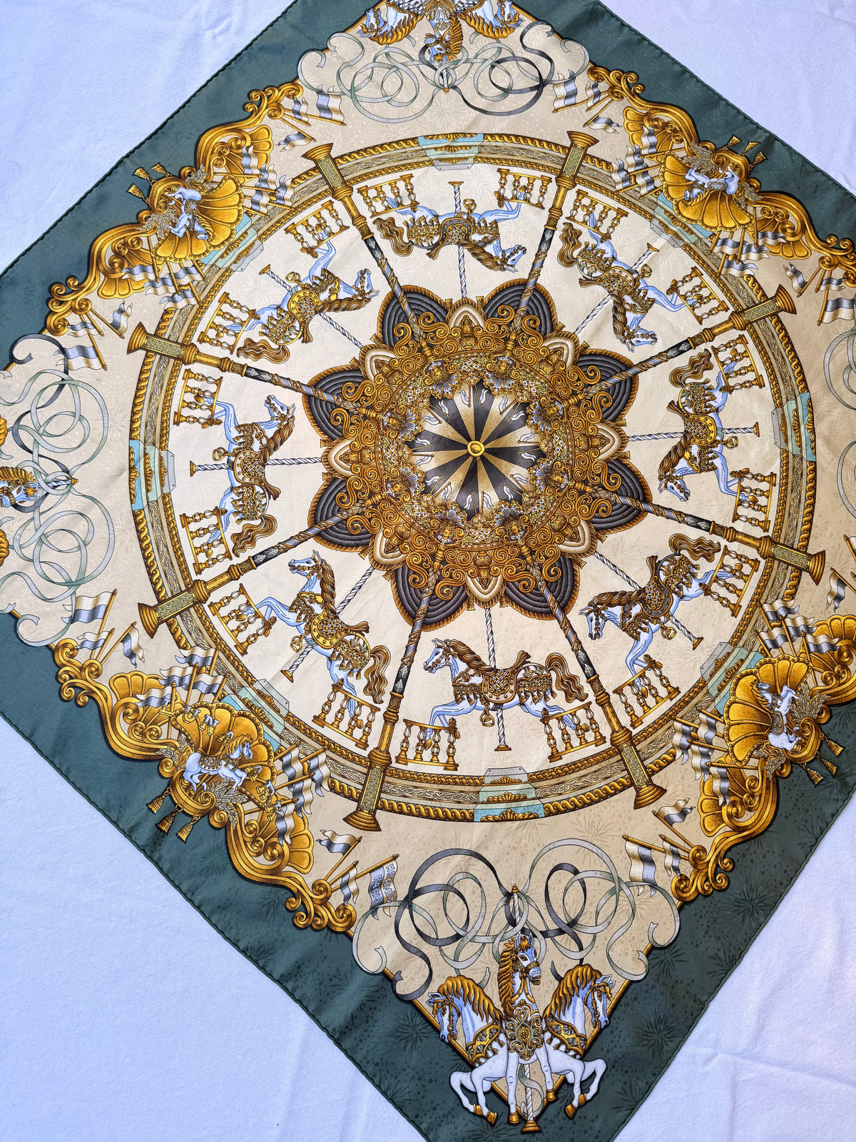 Foulard Hermès – Modèle Luna Park