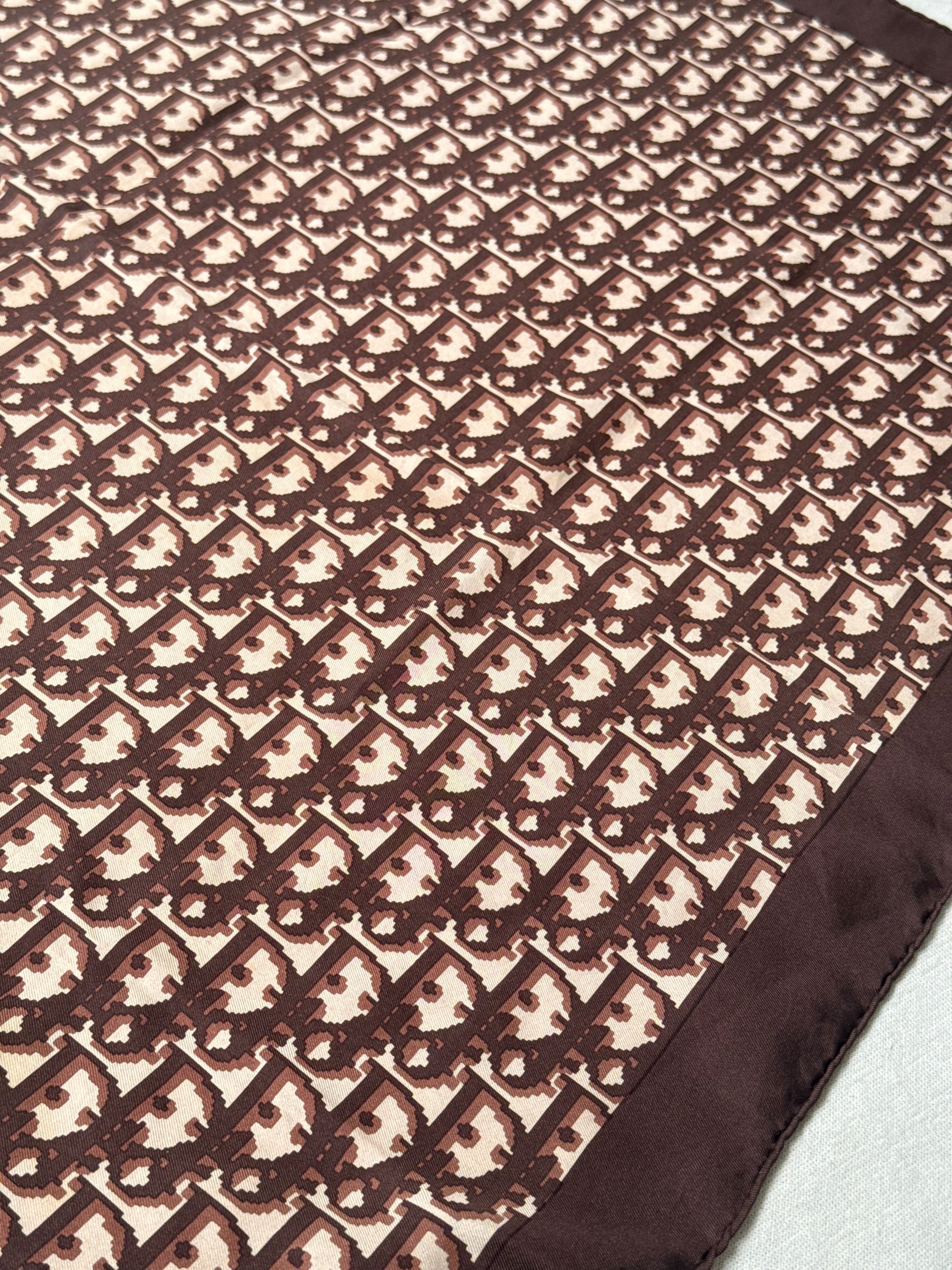 Foulard Christian Dior – Modèle monogramme marron