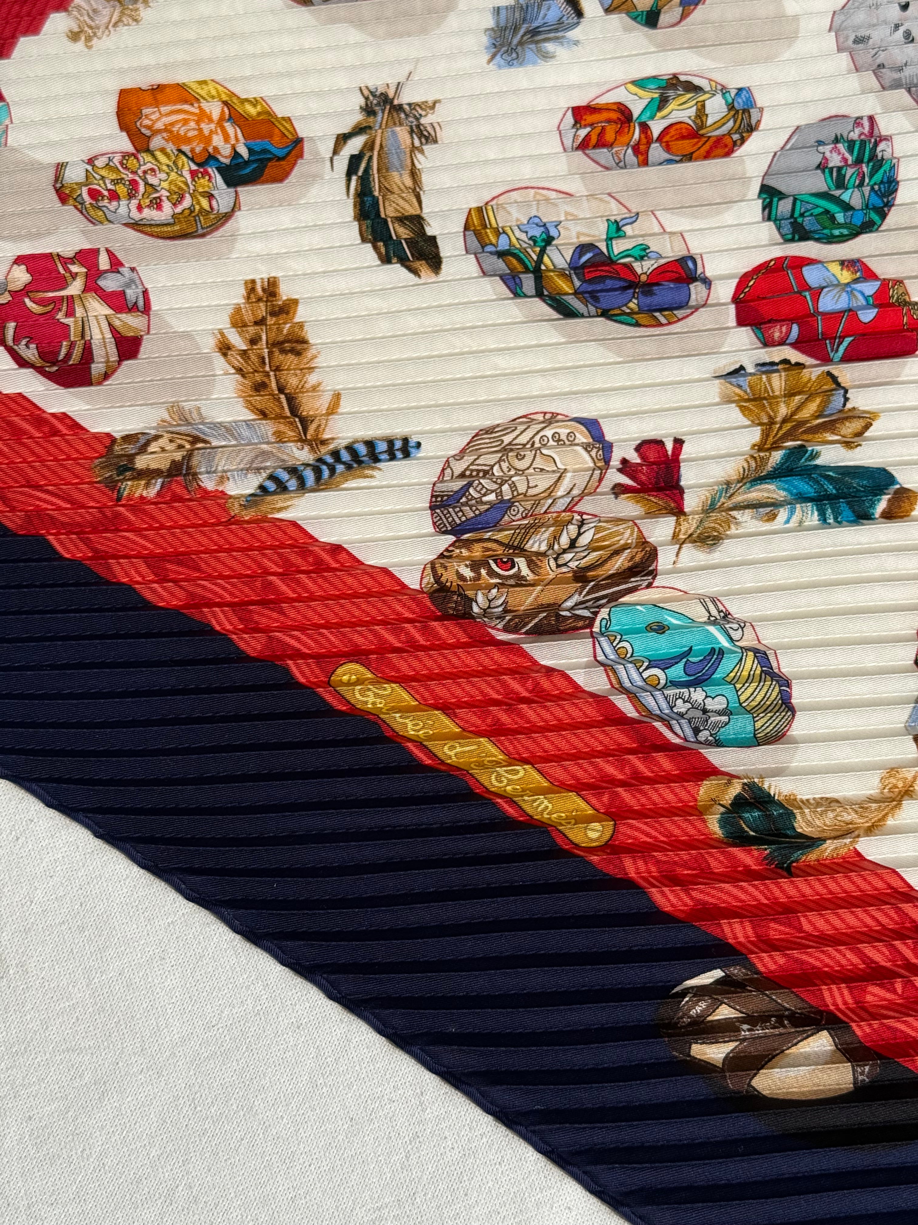 Foulard Hermès plissé – Modèle Couvée d’Hermès