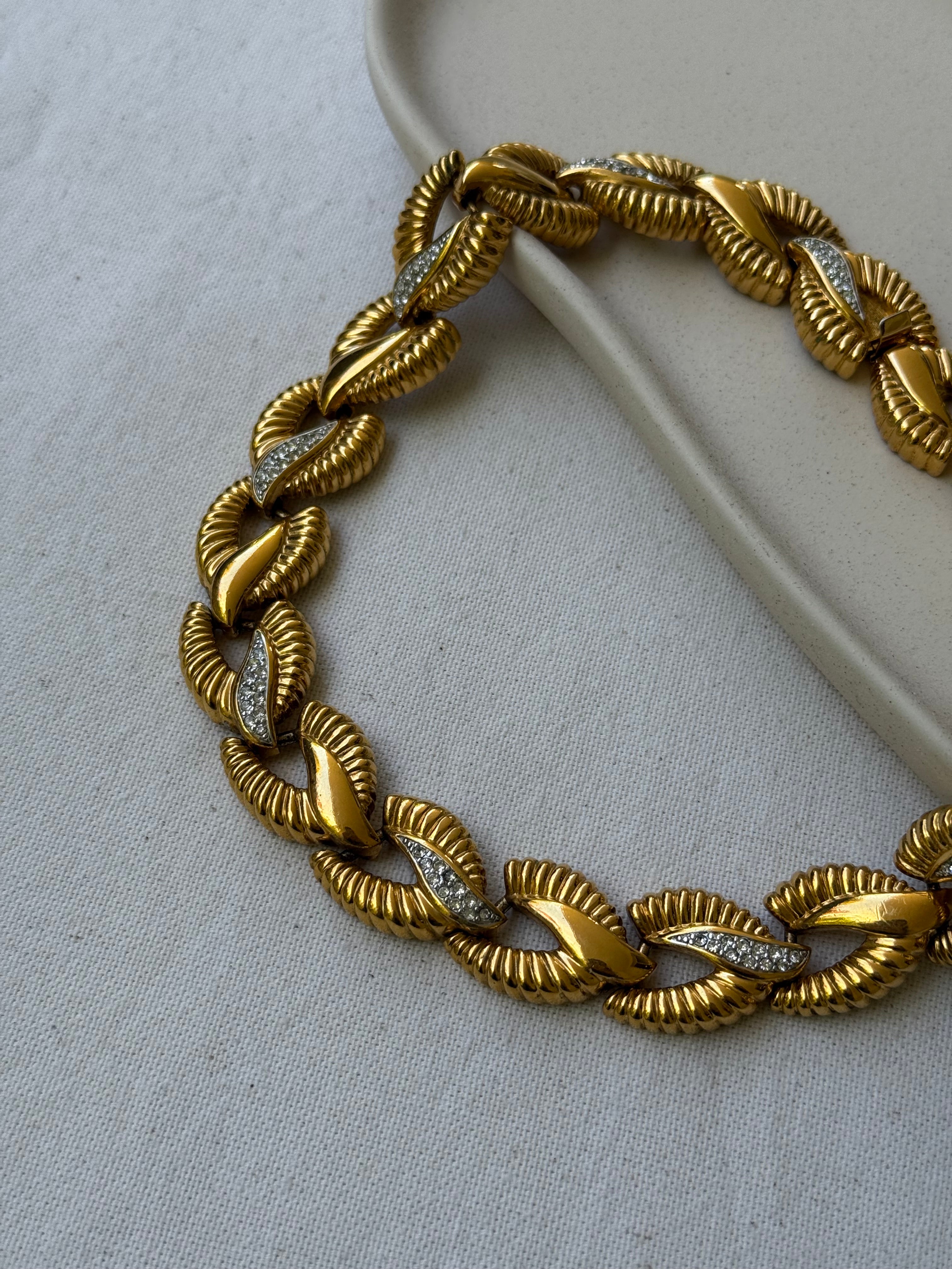 Collier doré vintage - Maillons torsadés et détails strass