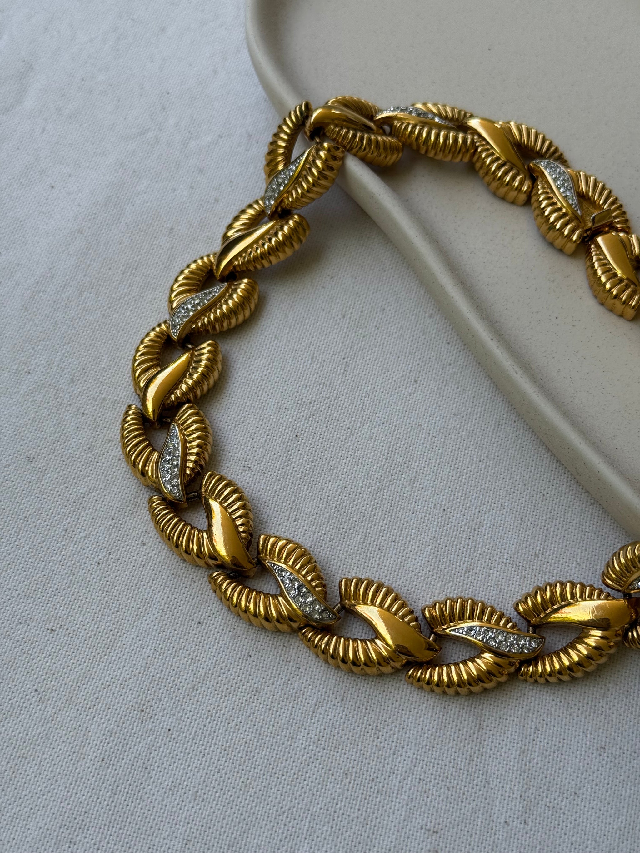 Collier doré vintage - Maillons torsadés et détails strass