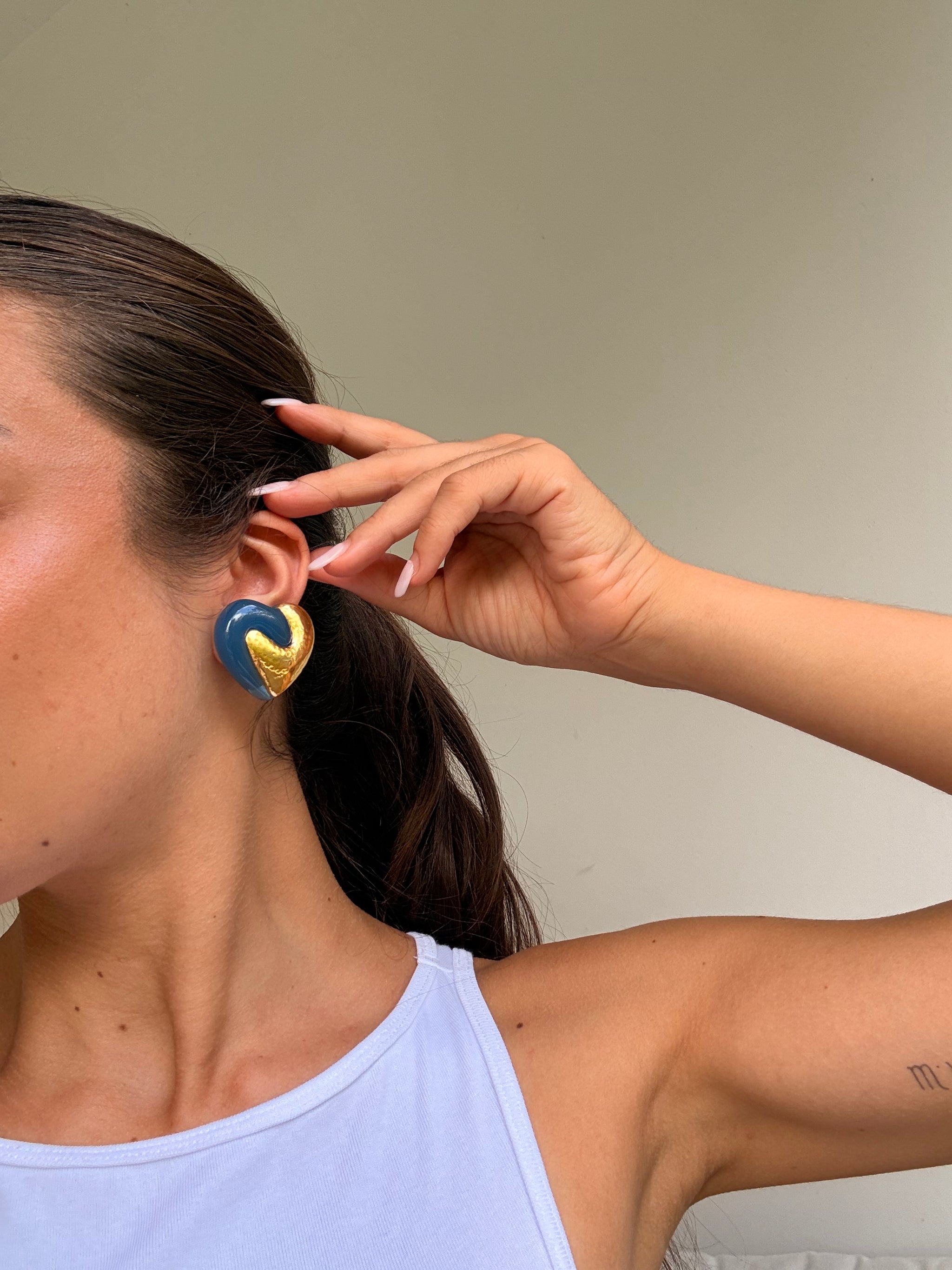 Boucles d’oreilles vintage - Cœur en résine bleue et dorée