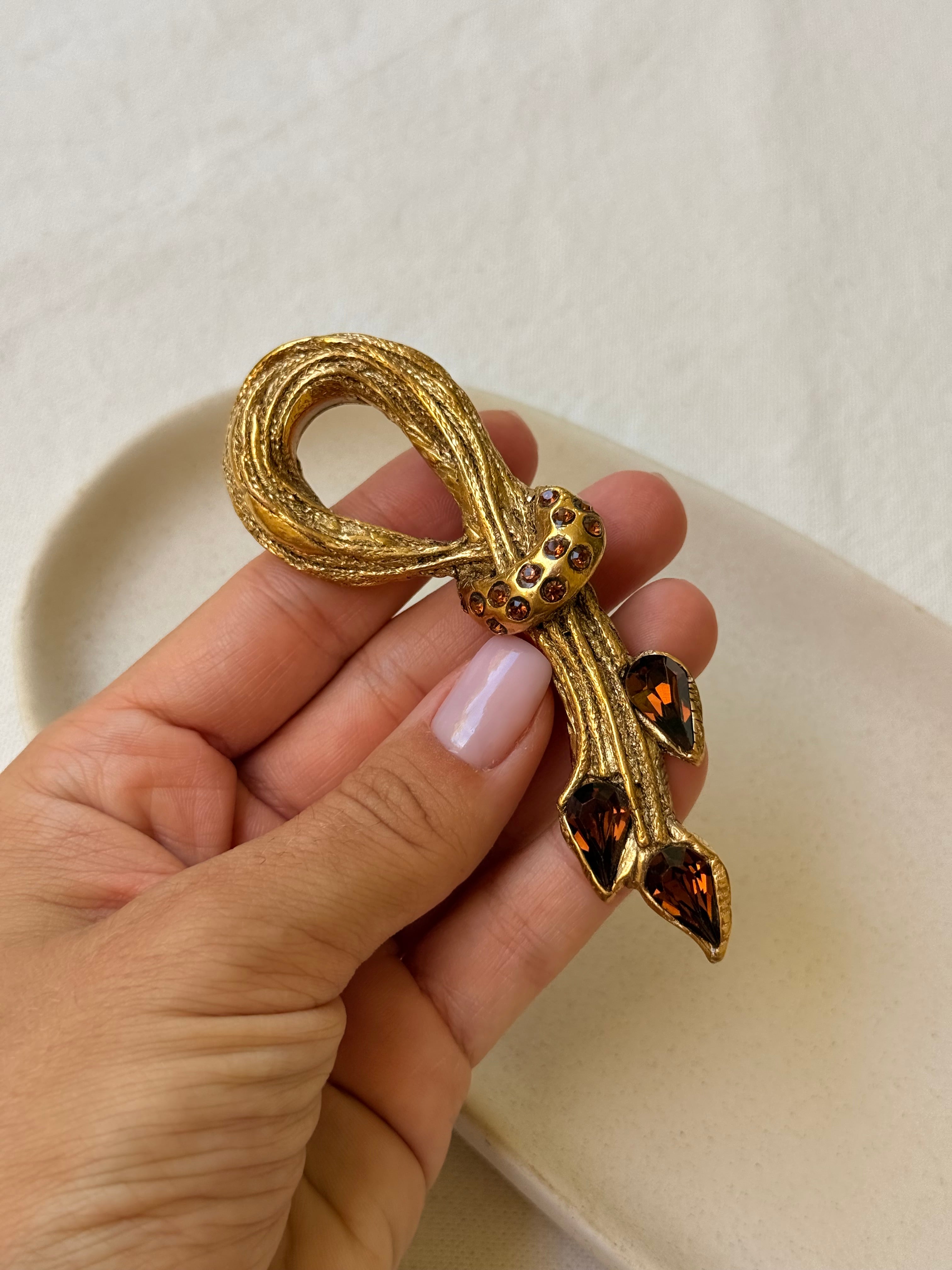 Broche vintage - Noeud en résine et cabochons ambrés