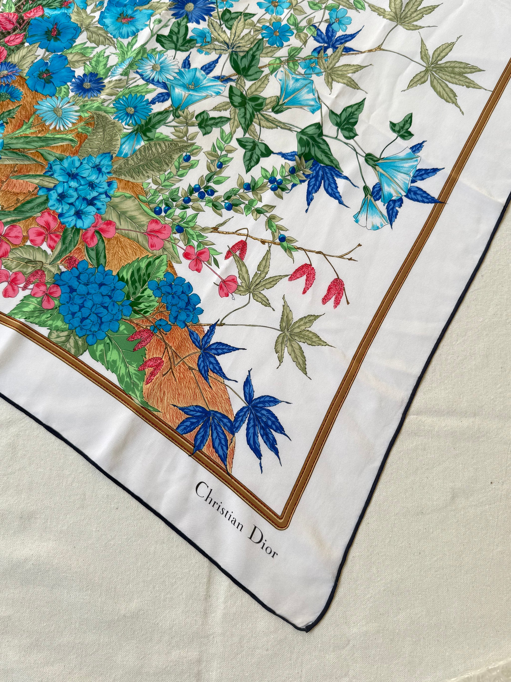 Foulard Christian Dior – Modèle blanc fleuris