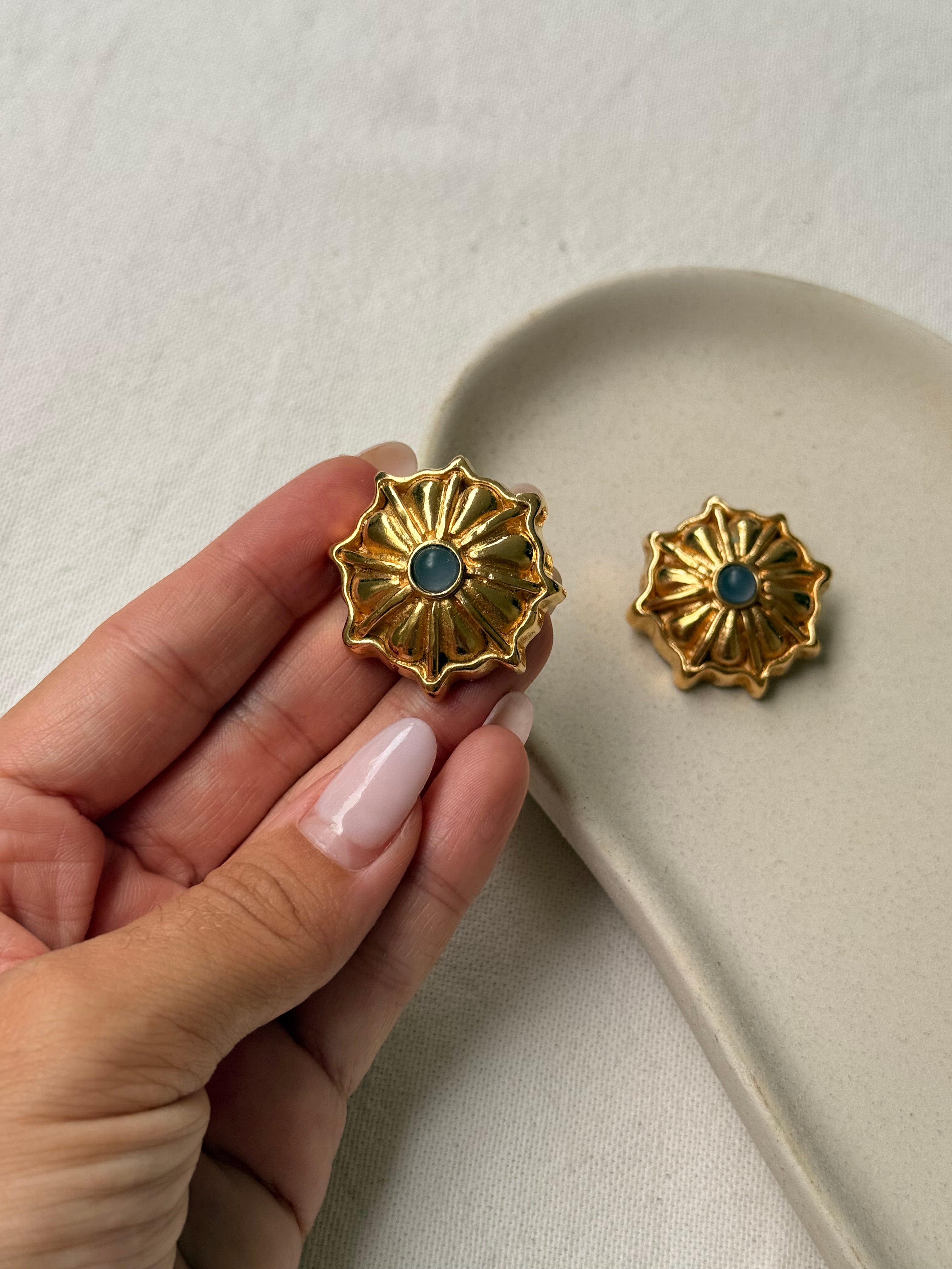 Boucles d’oreilles Anica vintage - Fleurs et cabochon bleu
