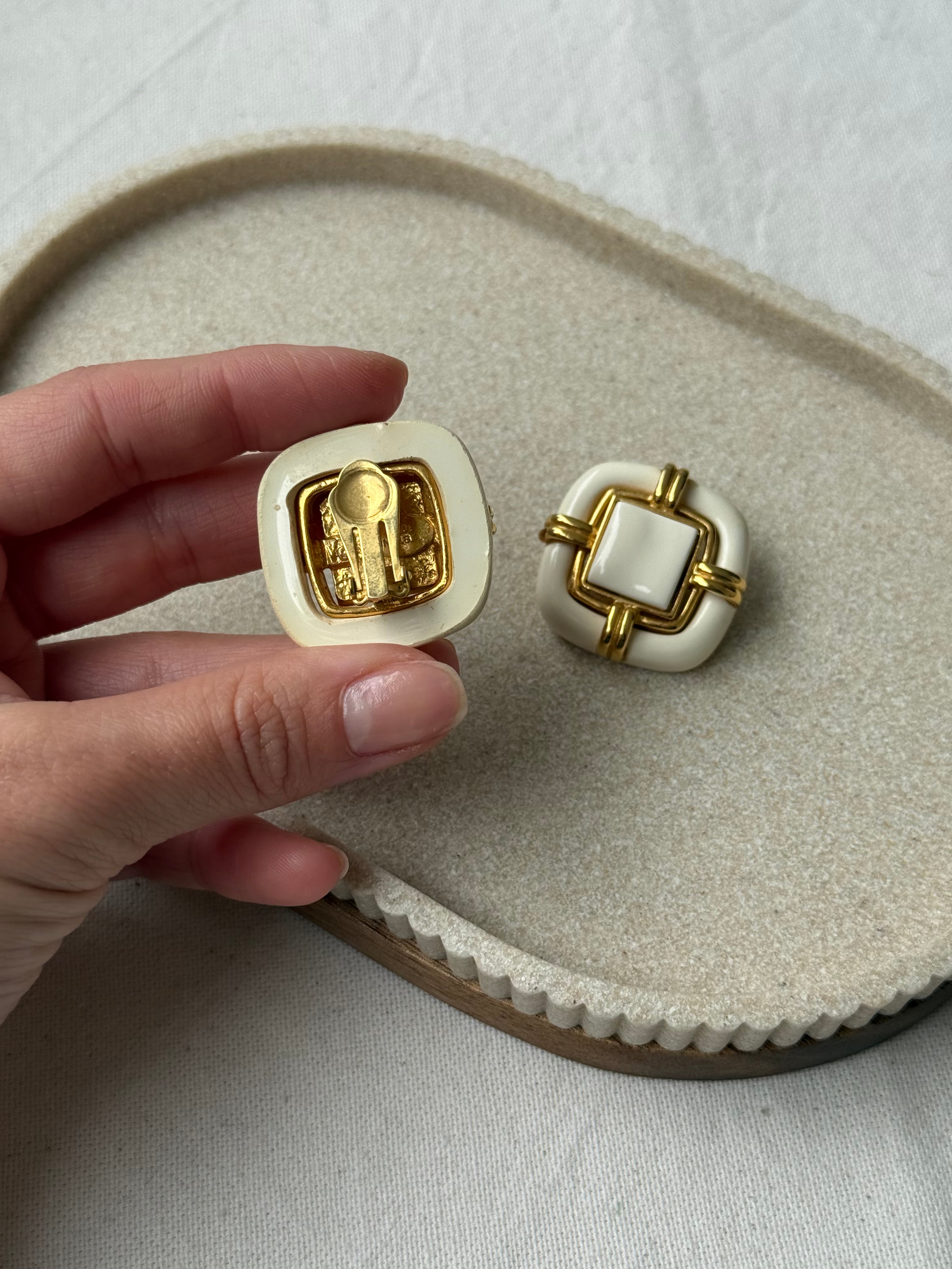 Boucles d’oreilles vintage - Résine blanche et métal doré
