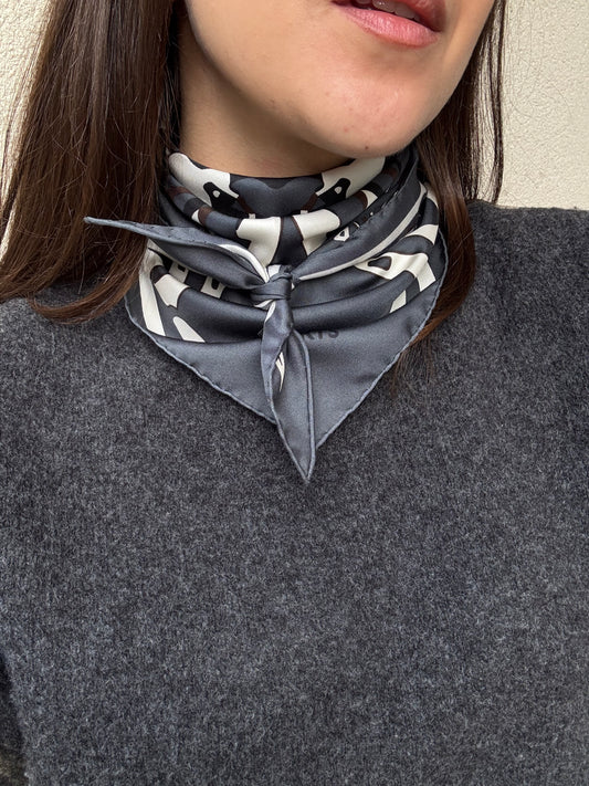 Hermès Triangle Scarf – Calèche Élastique Design