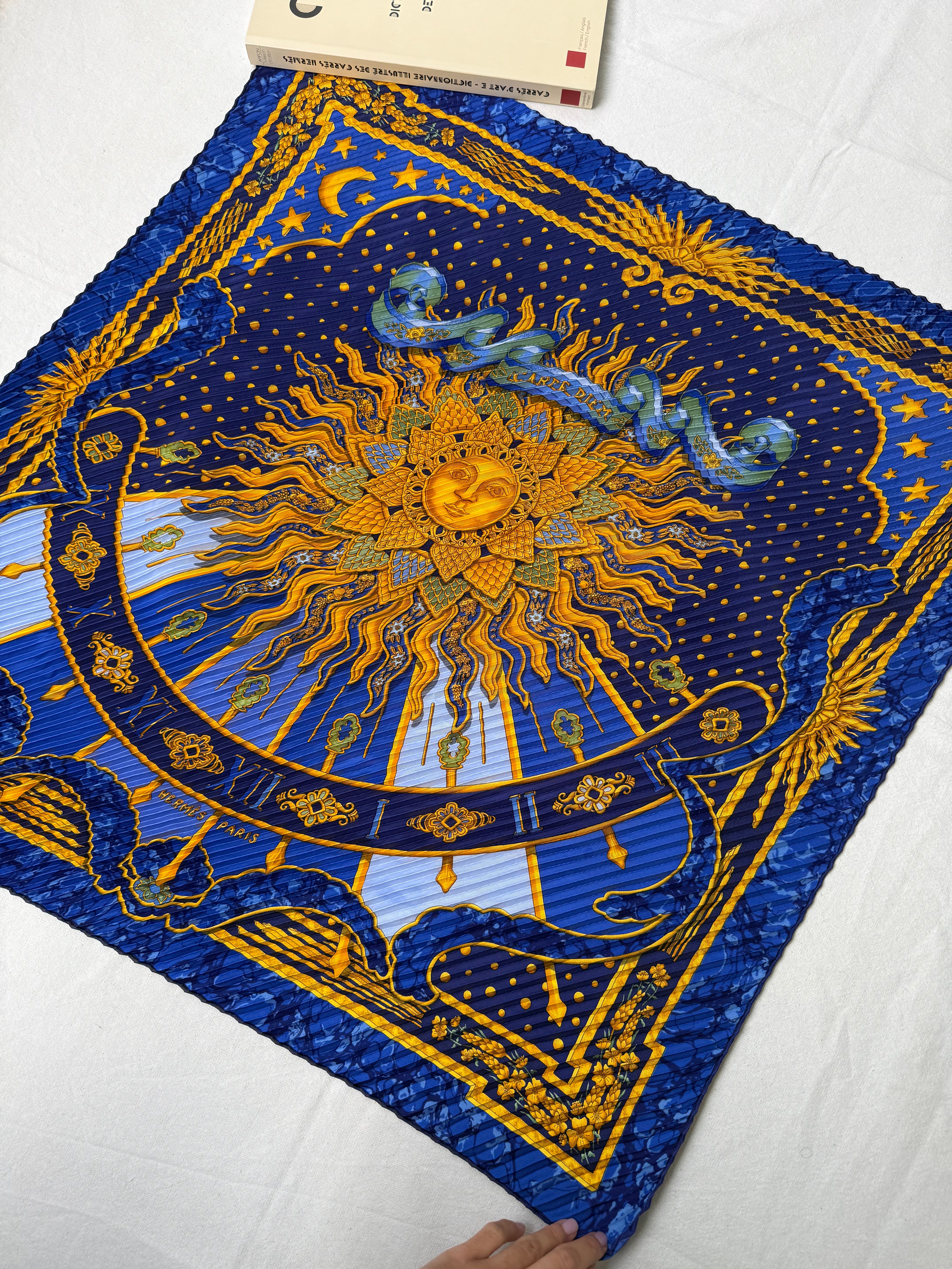 Foulard Hermès plissé – Modèle Carpe Diem