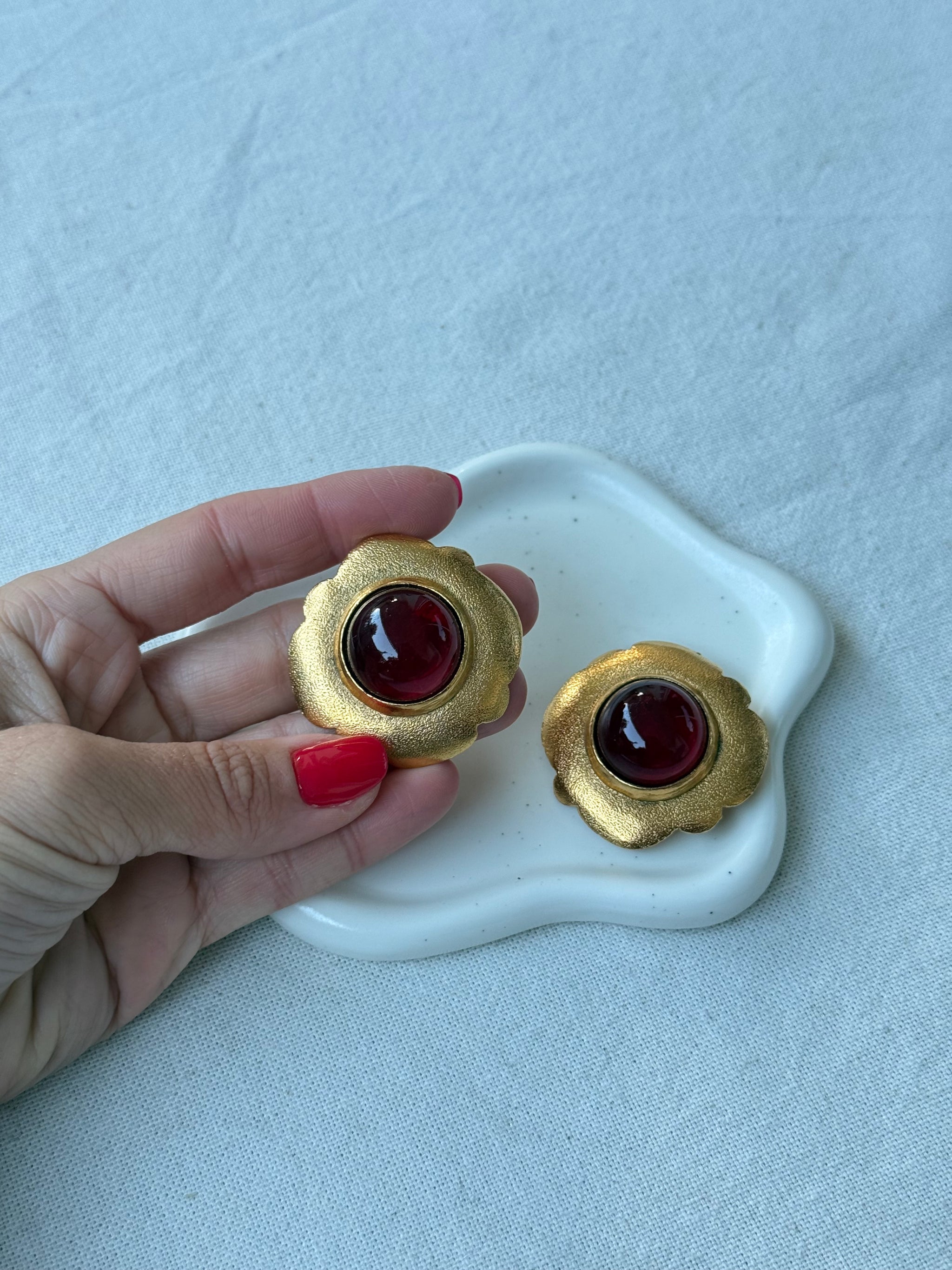 Boucles d’oreilles vintage Chanel - Cabochon rouge en pâte de verre
