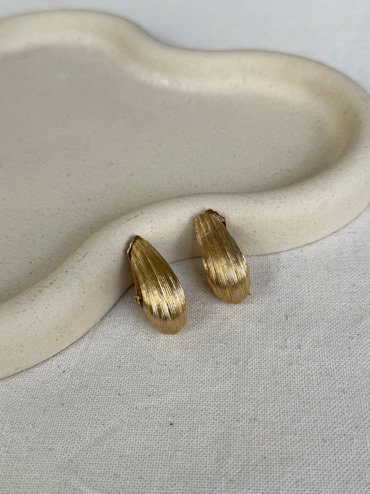 Boucles d’oreilles Christian Dior vintage - Gouttes dorées texturées