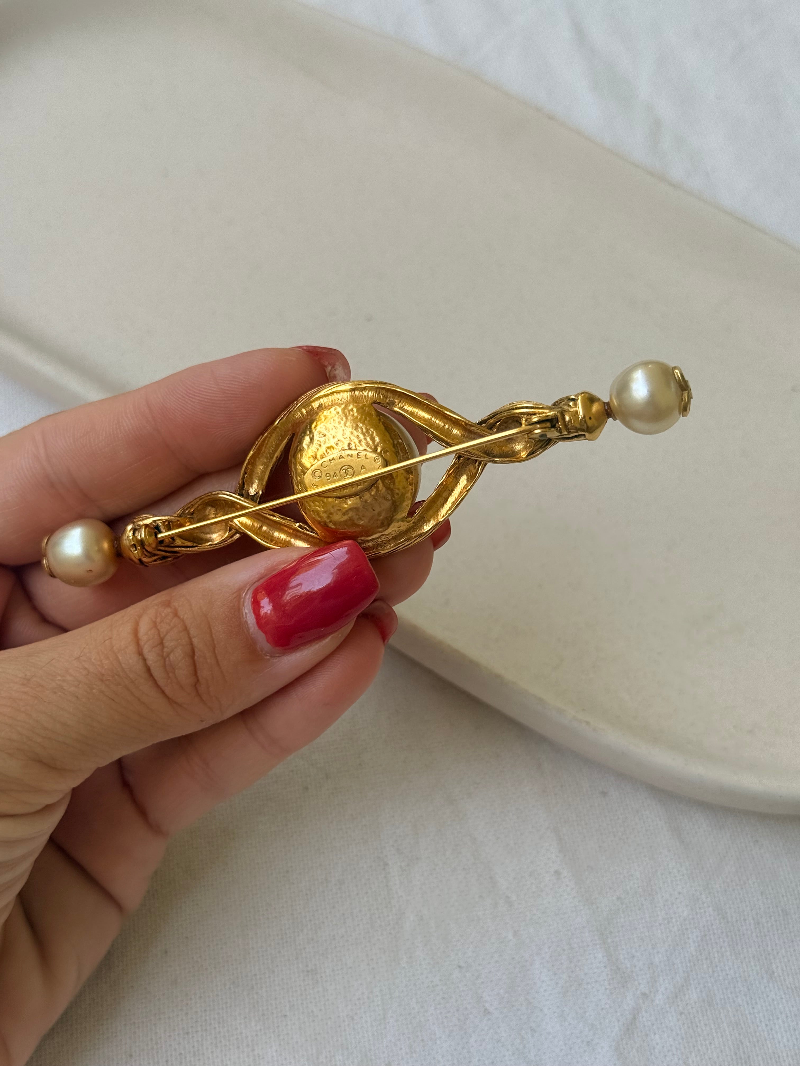 Broche Chanel vintage - Perles et logos CC