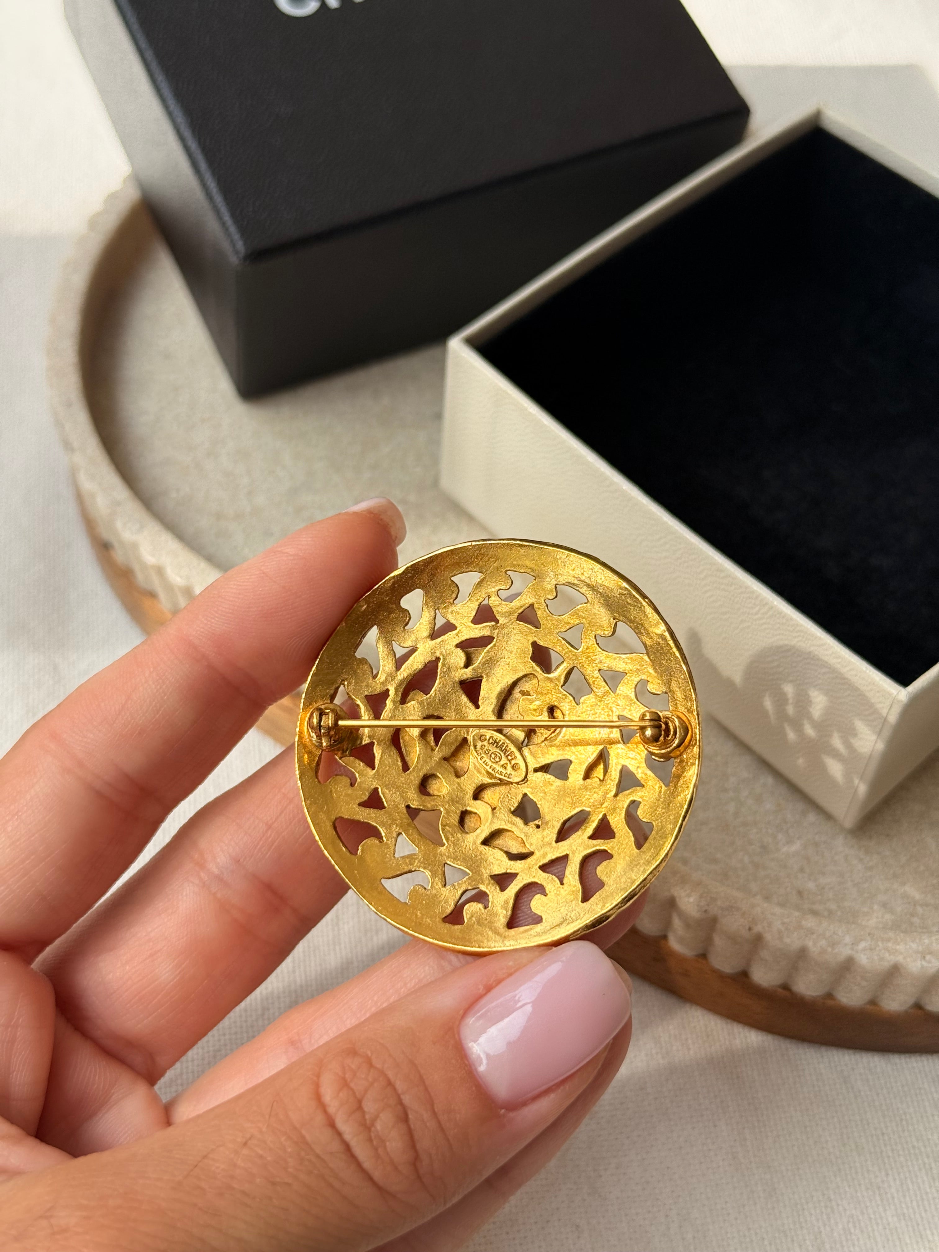Broche Chanel vintage - Baroque et logo CC