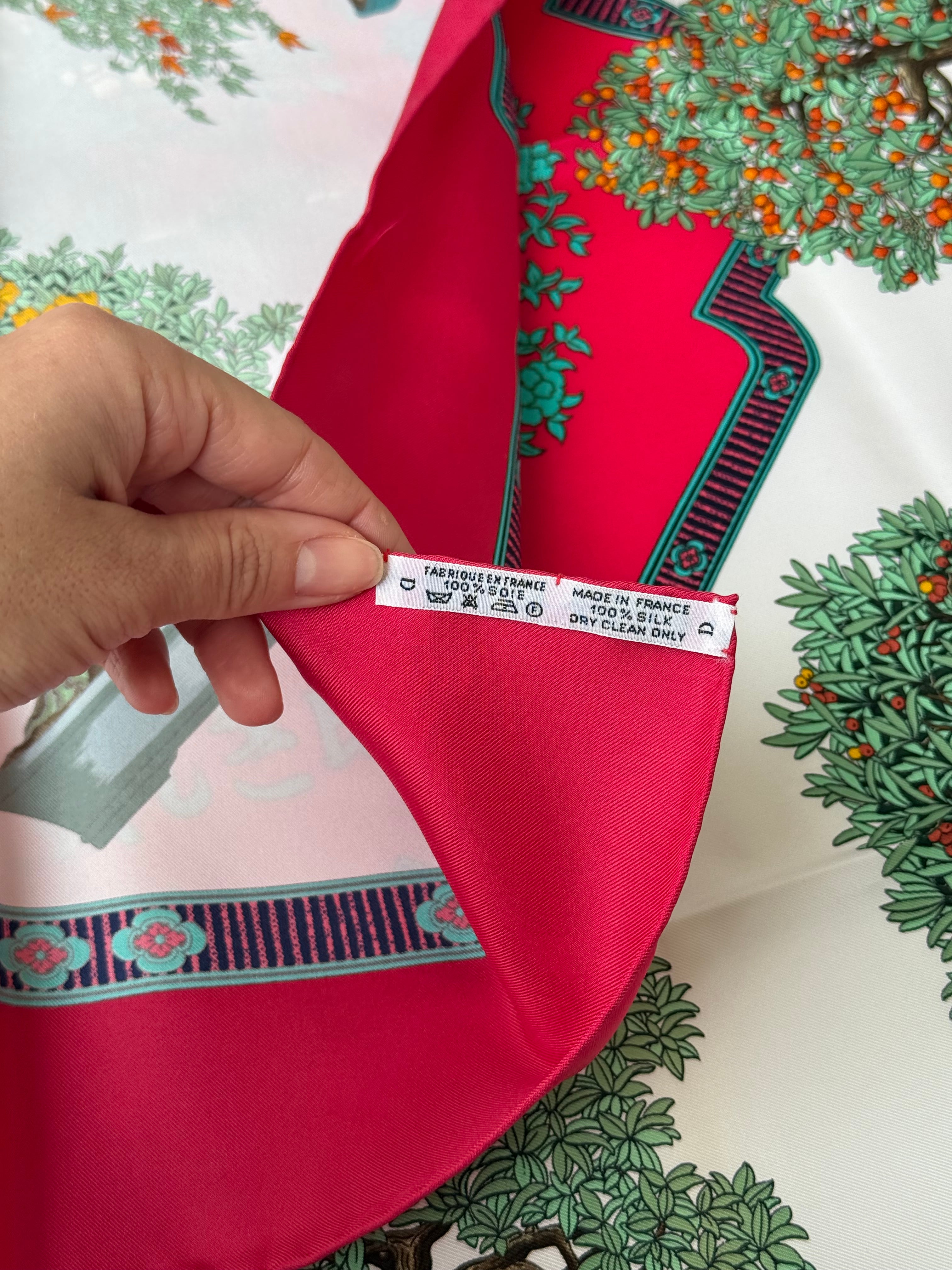 Foulard Hermès – Modèle Les Beaux Jours du Bonsaï