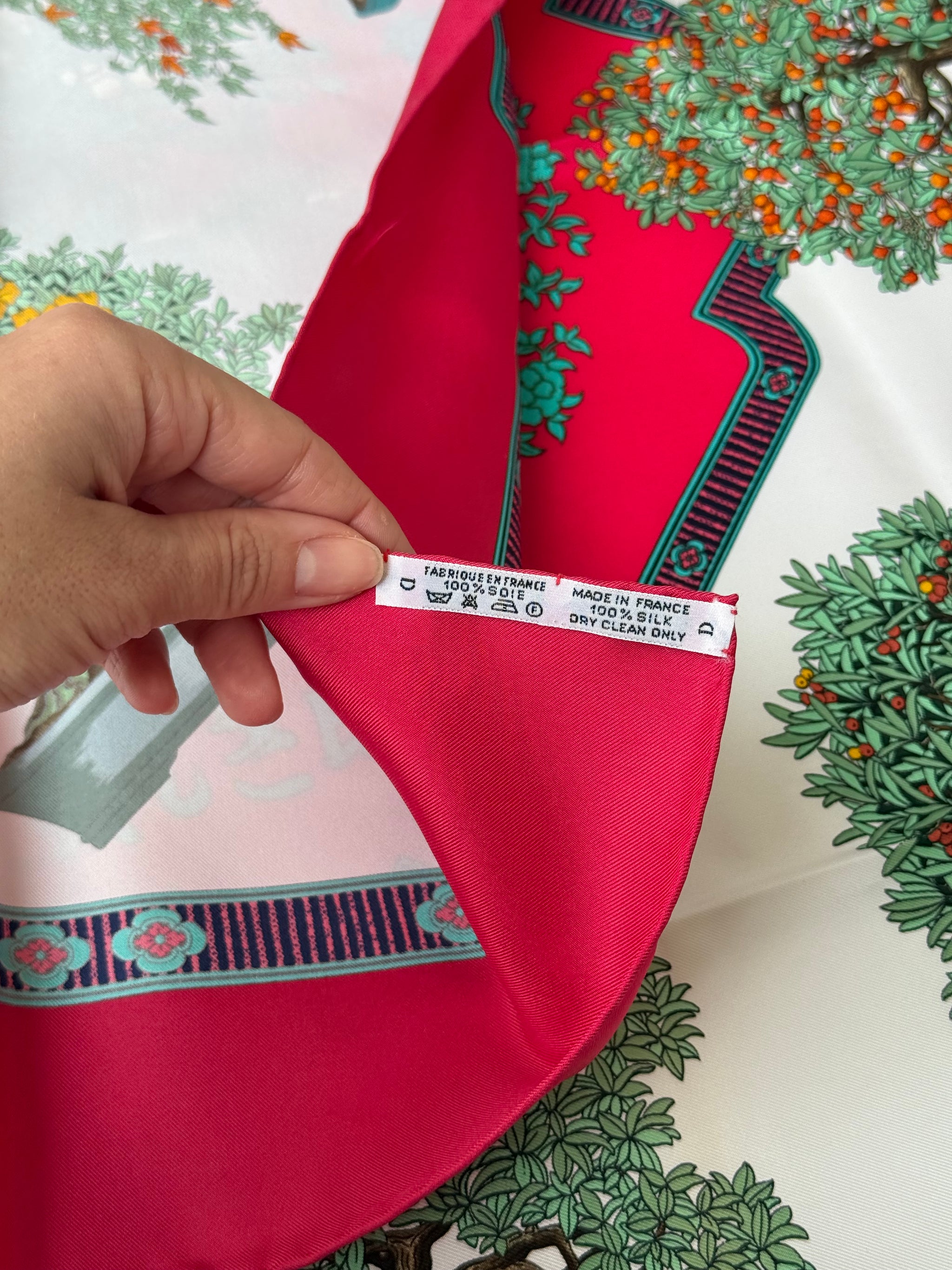 Foulard Hermès – Modèle Les Beaux Jours du Bonsaï