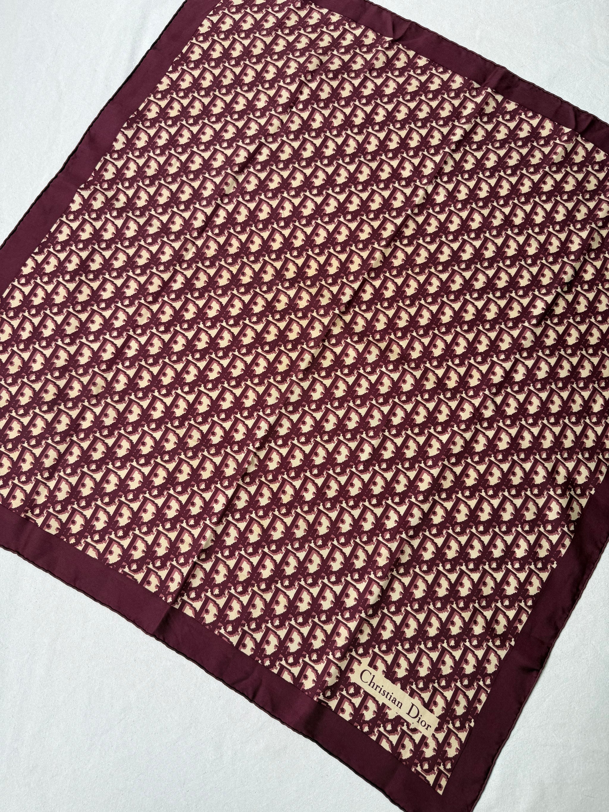 Foulard Christian Dior – Modèle monogramme bordeaux