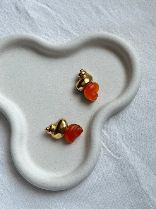 Boucles d’oreilles Christian Dior vintage - Coquillages dorés et résine orange