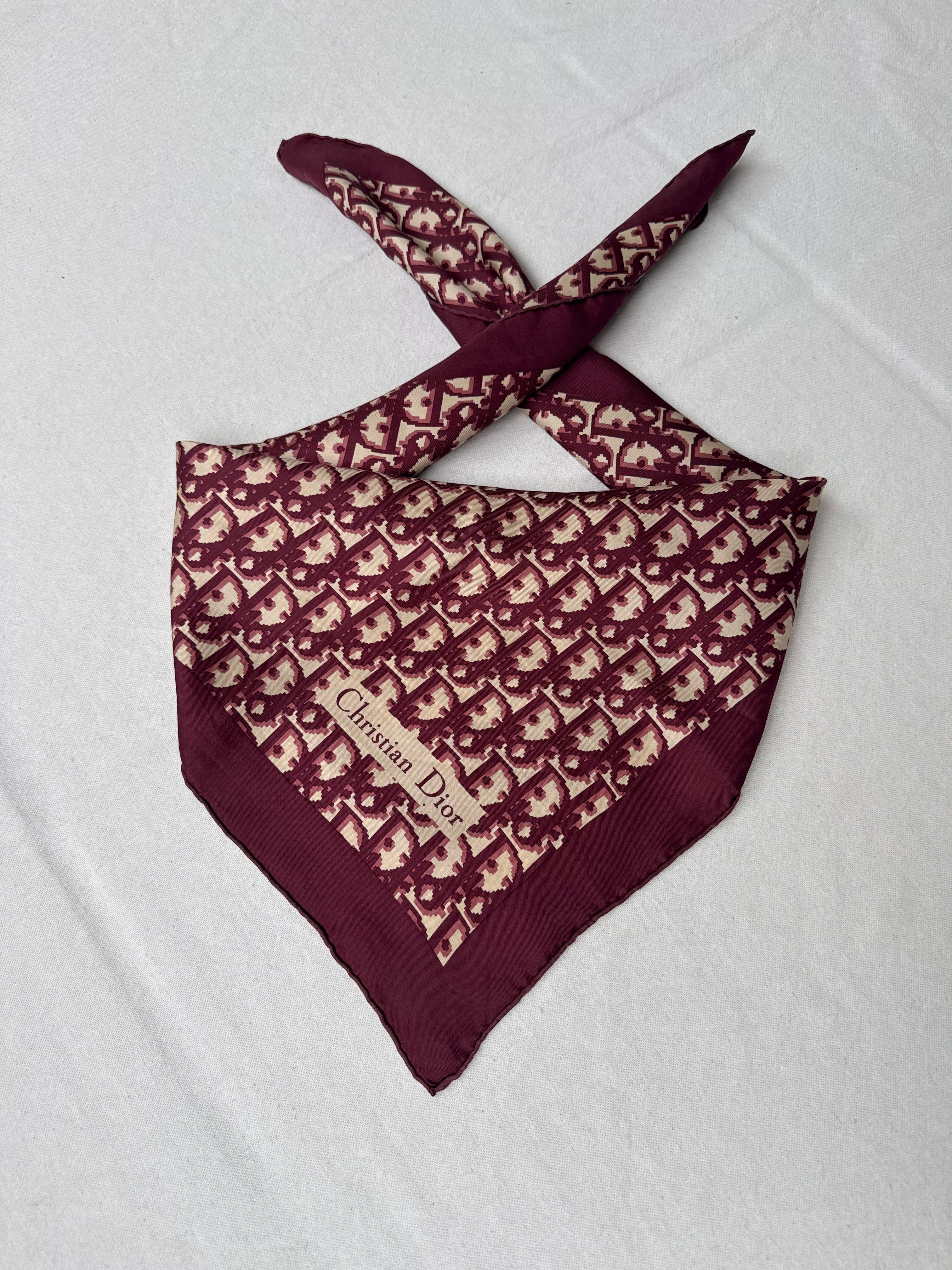 Foulard Christian Dior – Modèle monogramme bordeaux