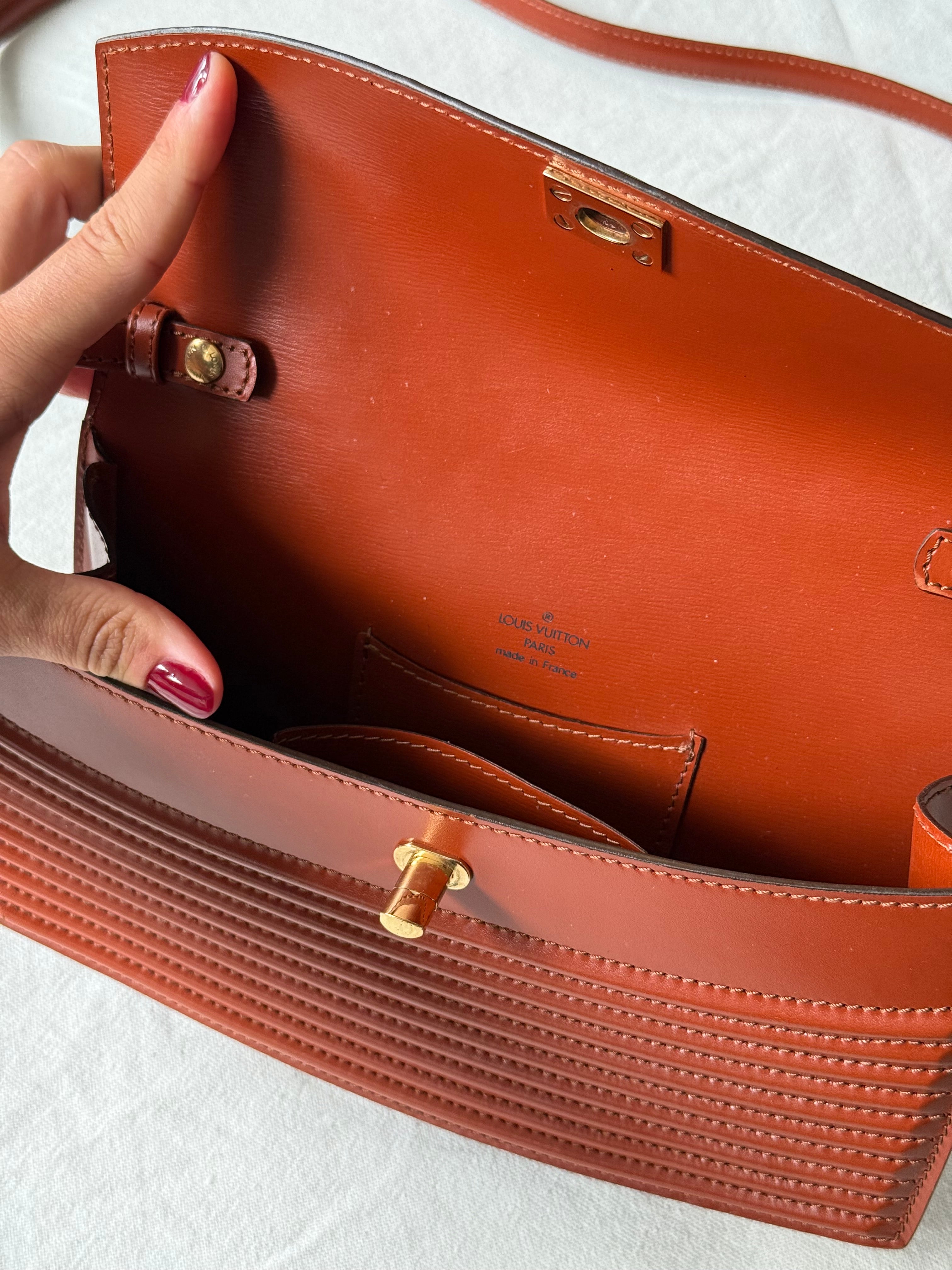 Sac Louis Vuitton- Modèle Presbourg en cuir épi cognac