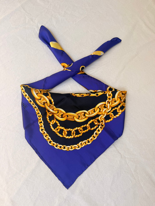 Foulard Céline – Chaînes et médaillons dorés