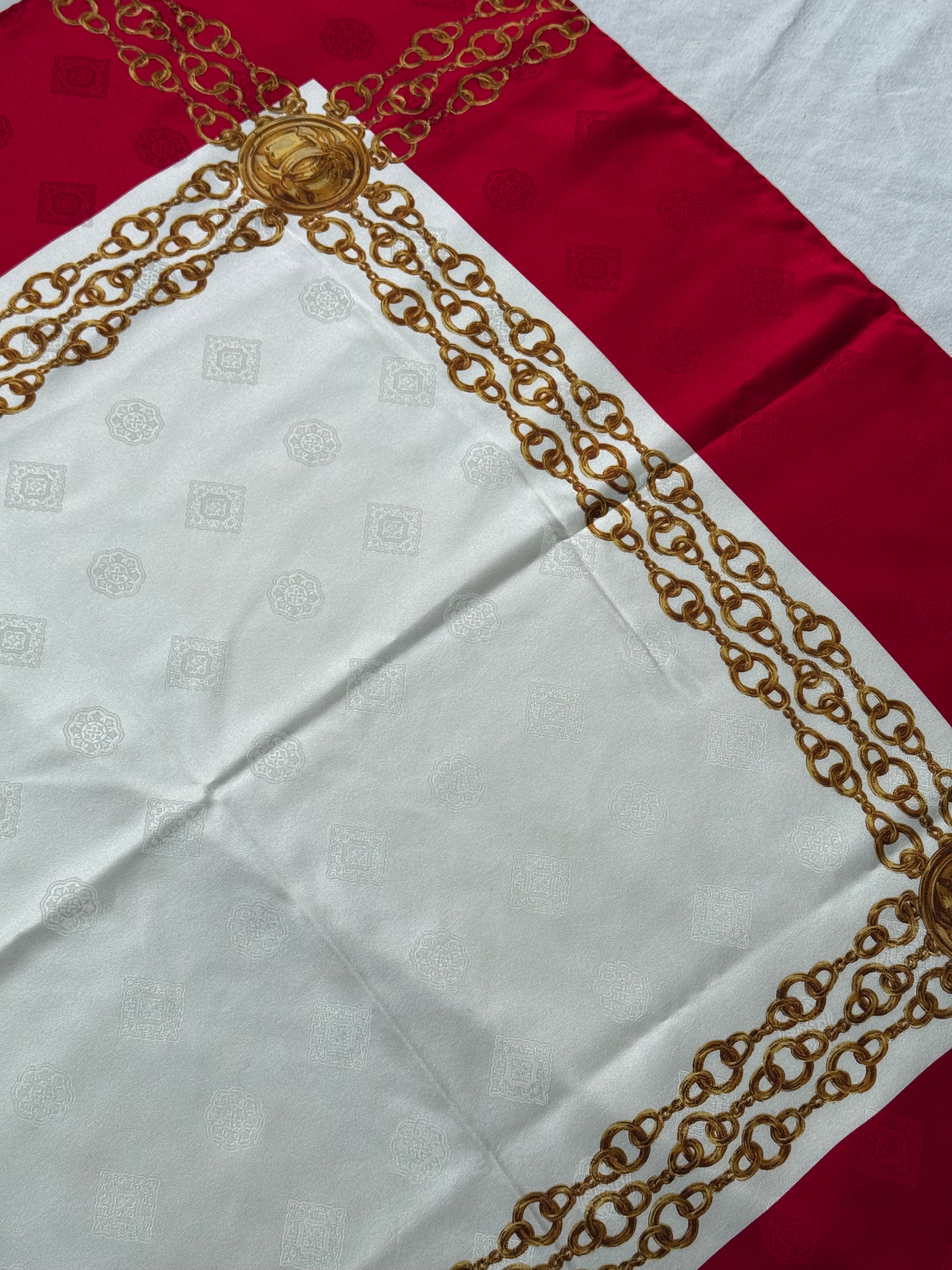 Foulard Chanel - Modèle rouge et blanc avec chaînes dorées