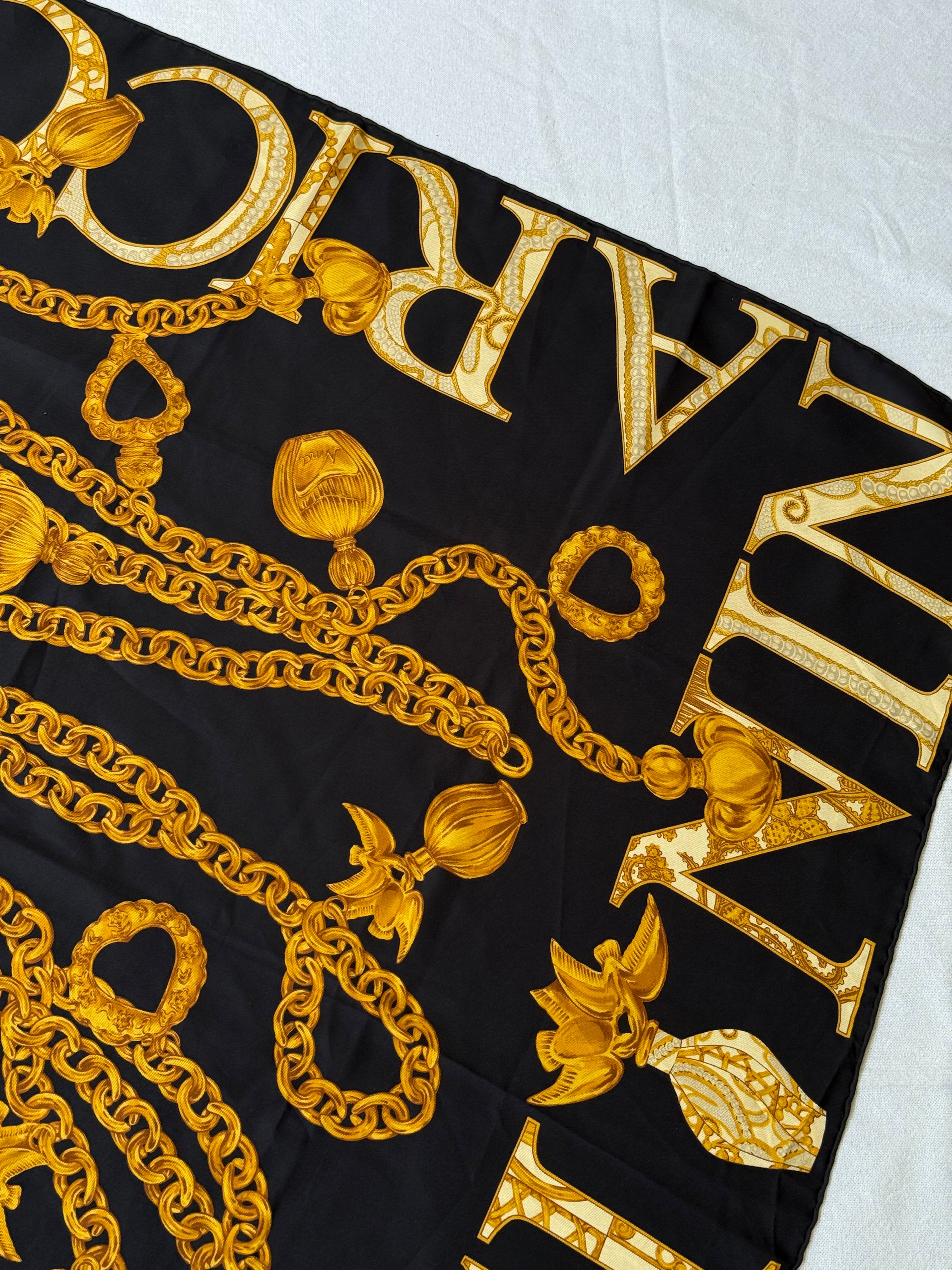 Foulard Nina Ricci – Chaînes et monogramme