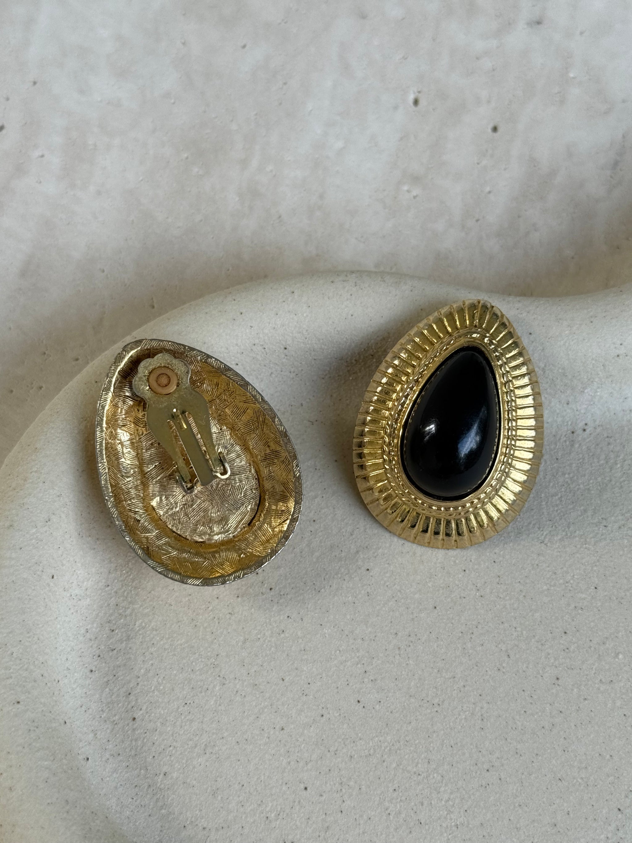 Boucles d’oreilles vintage - Gouttes dorées et cabochons noirs