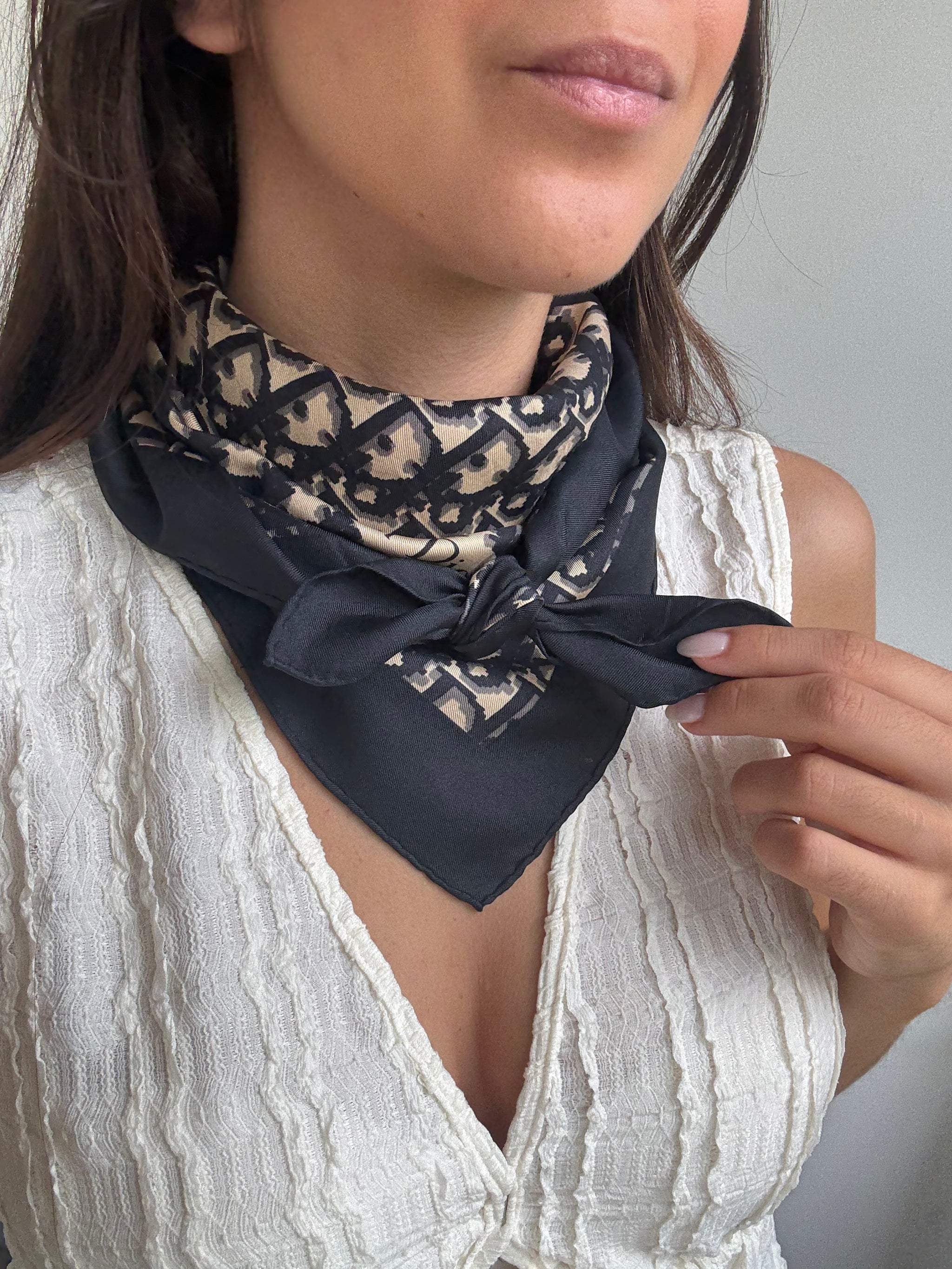 Foulard Christian Dior – Modèle monogramme noir