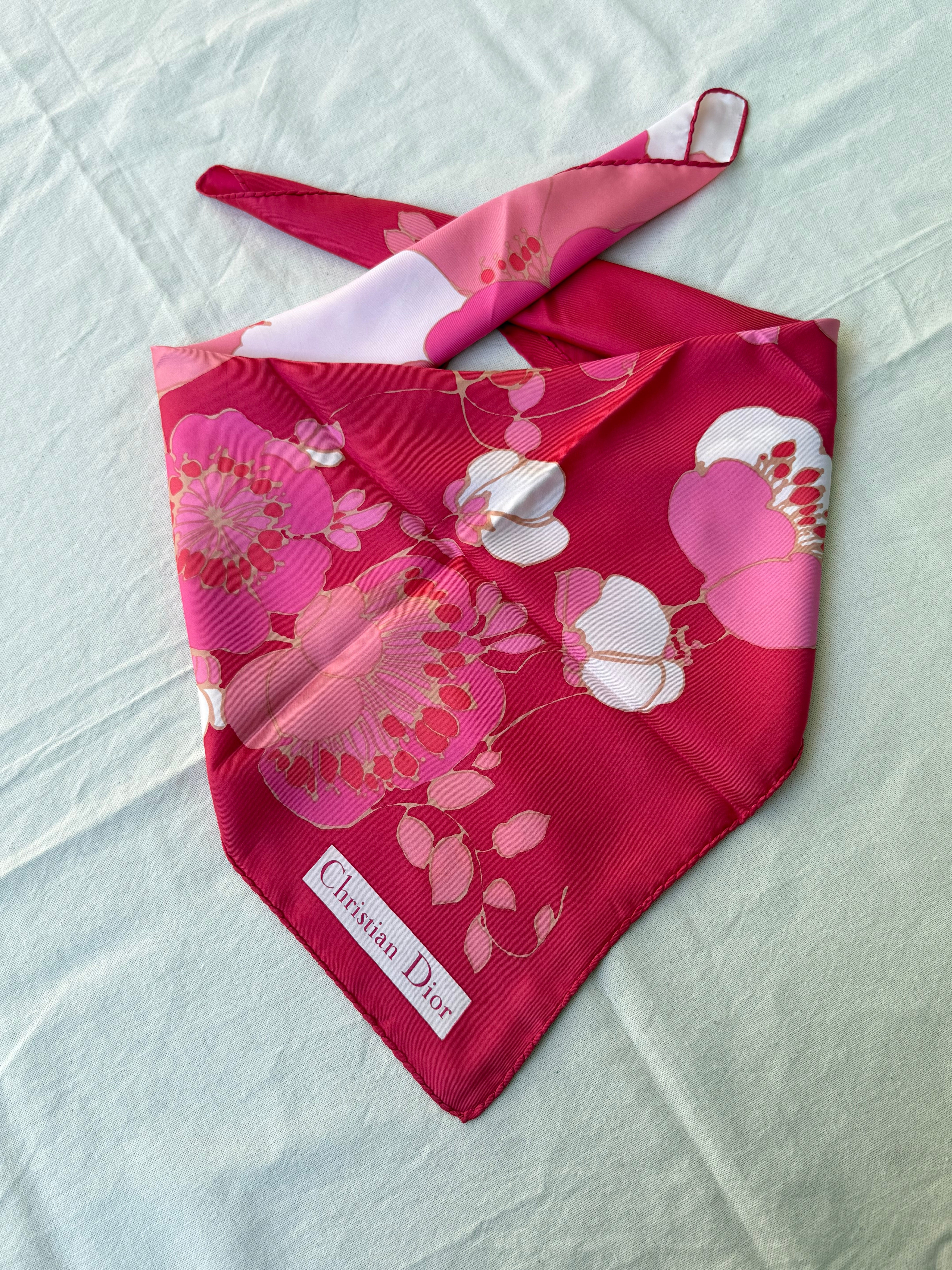 Foulard Christian Dior – Modèle fleurs fuchsia